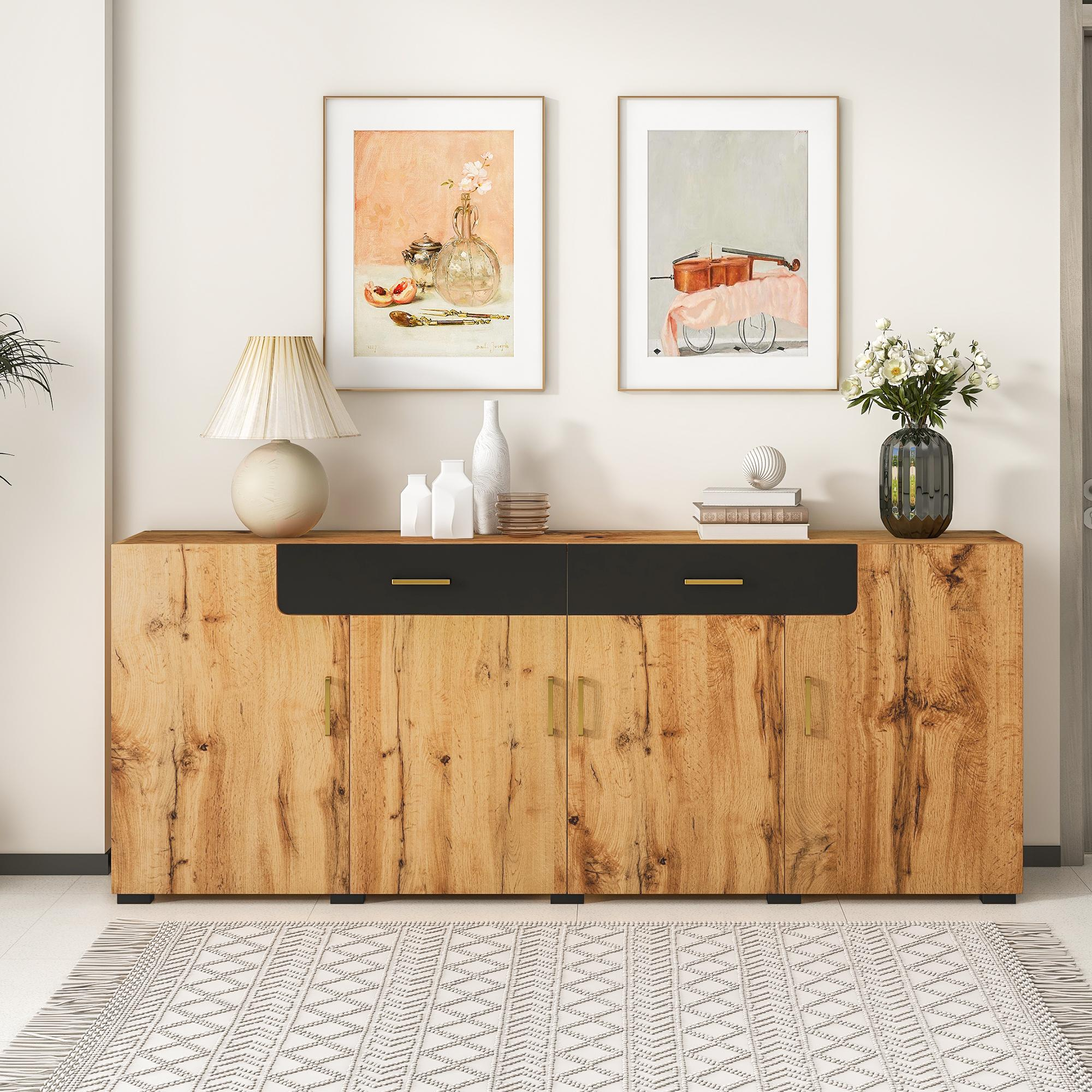 Holzschrank mit zwei Schubladen. Zwei gerahmte Bilder und eine Lampe sind sichtbar. Auf dem Boden liegt ein Teppich.