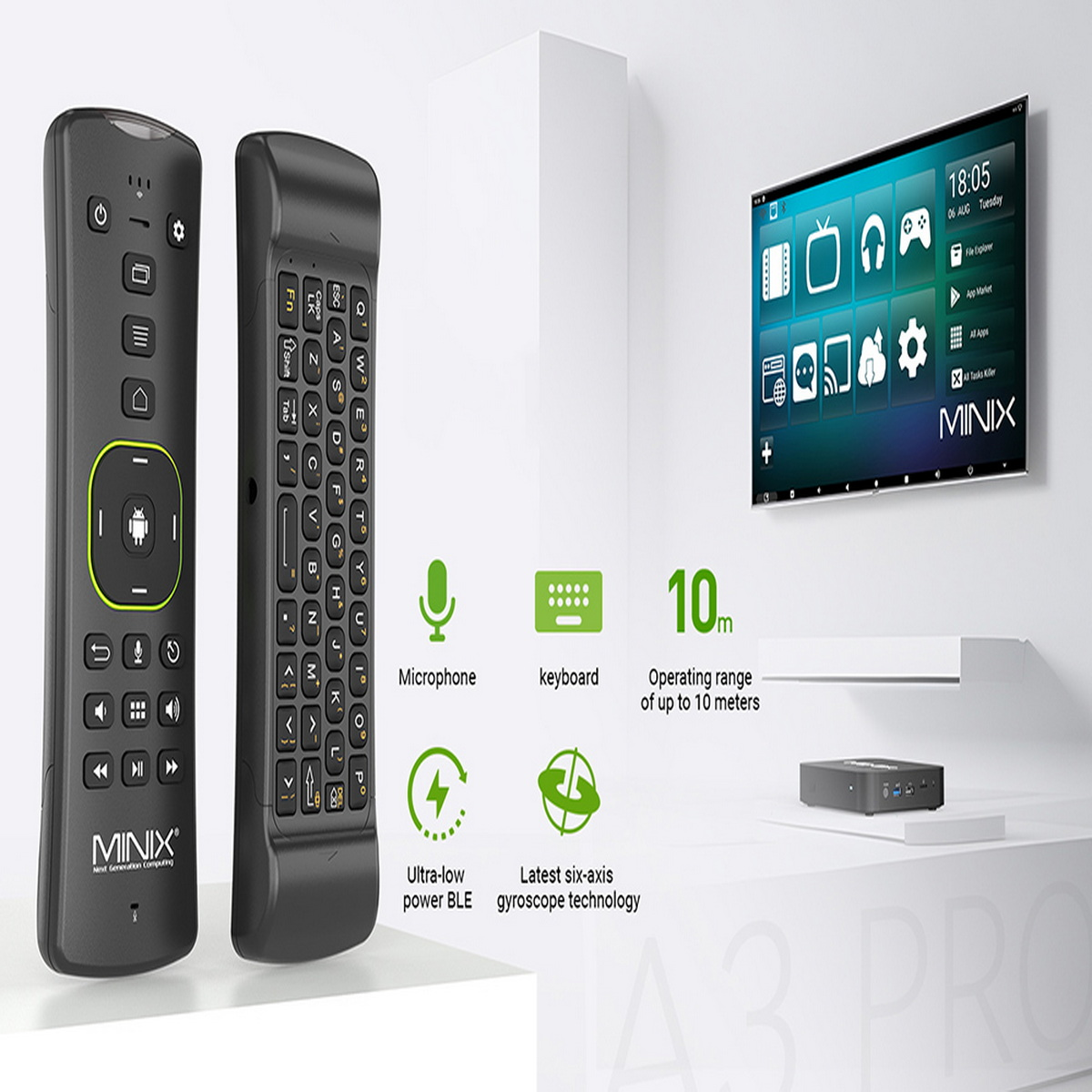 Fernbedienung mit Tastatur, Mikrofon und Symbolen. TV-Bildschirm zeigt Apps. Graues und weißes Setup.