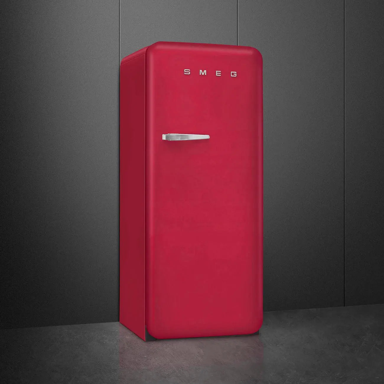 Un frigorifero retrò rosso con il logo SMEG è mostrato su sfondo grigio scuro.