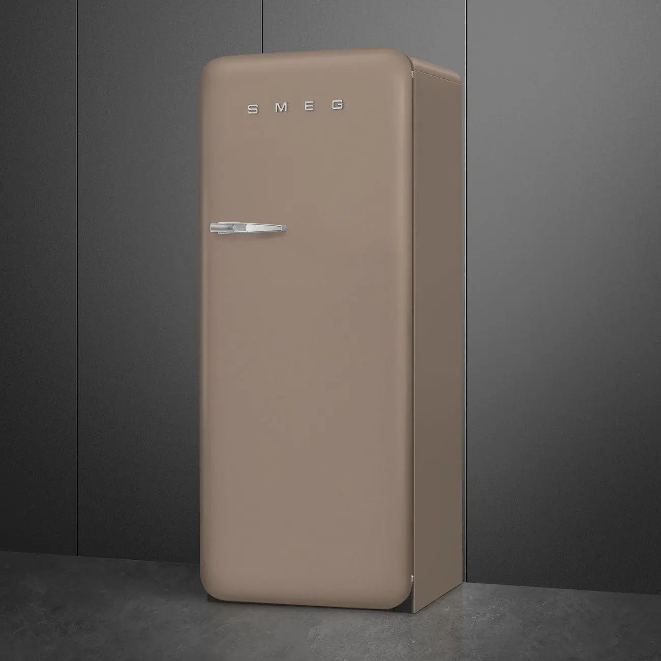 Frigorifero Smeg color talpa, maniglia argentata e logo SMEG. Sfondo scuro, vista angolata.