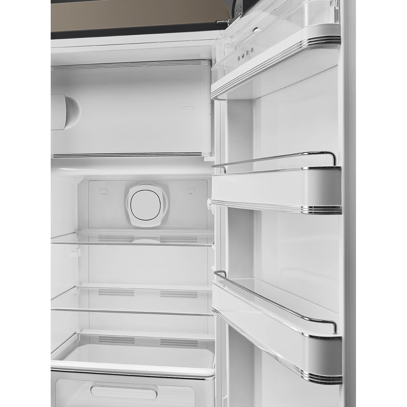 Interno bianco di un frigorifero Smeg con ripiani e dettagli. Vista porta aperta.