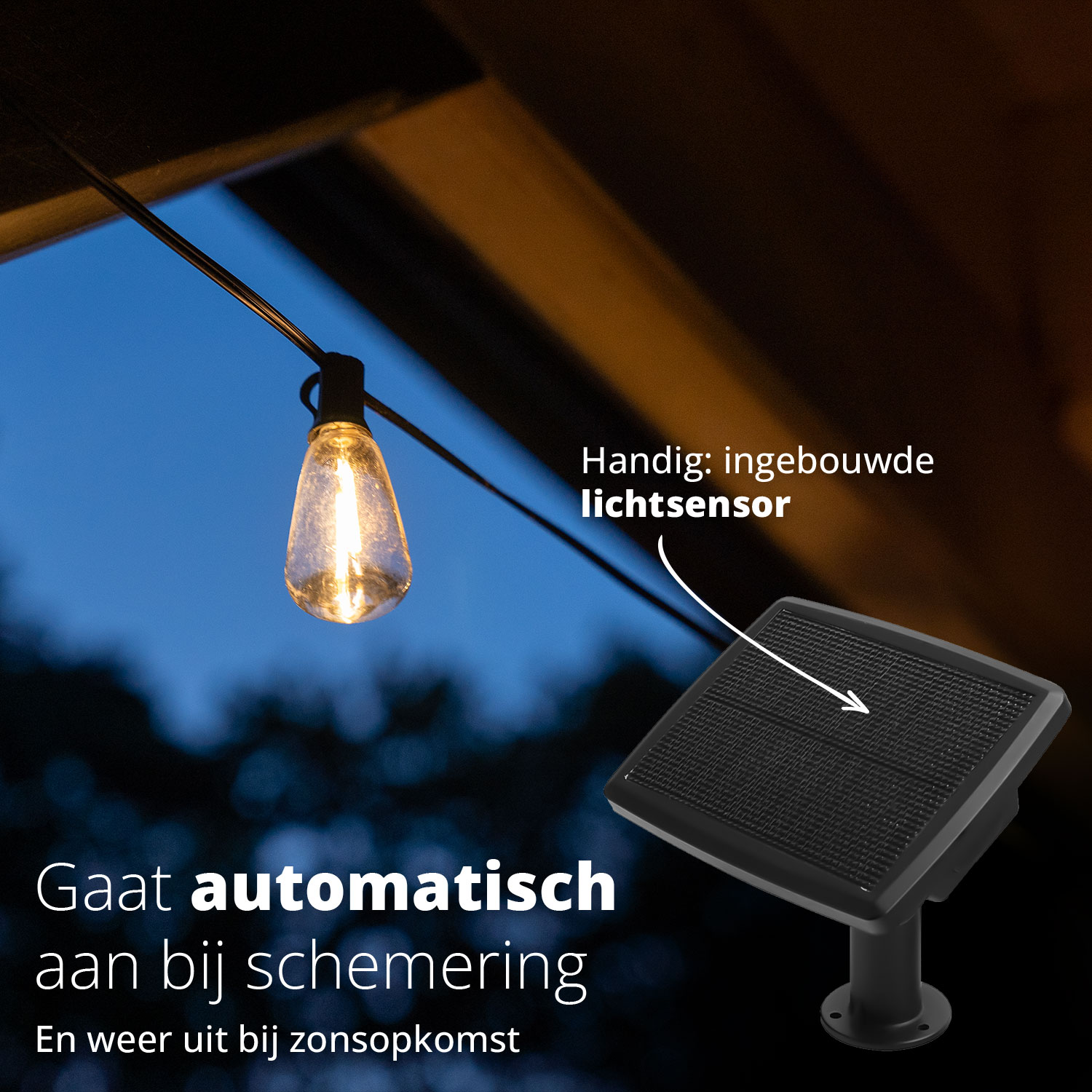 Slingerlichten met een zonnepaneel. Tekst: 'Gaat automatisch aan bij schemering'. Blauwe lucht op de achtergrond.