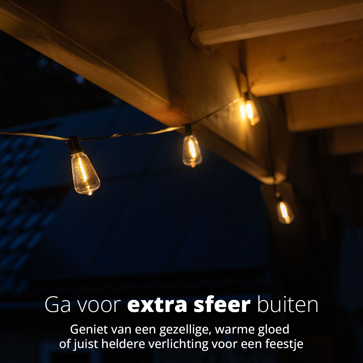 Slingers voor buiten die aan een houten constructie hangen.