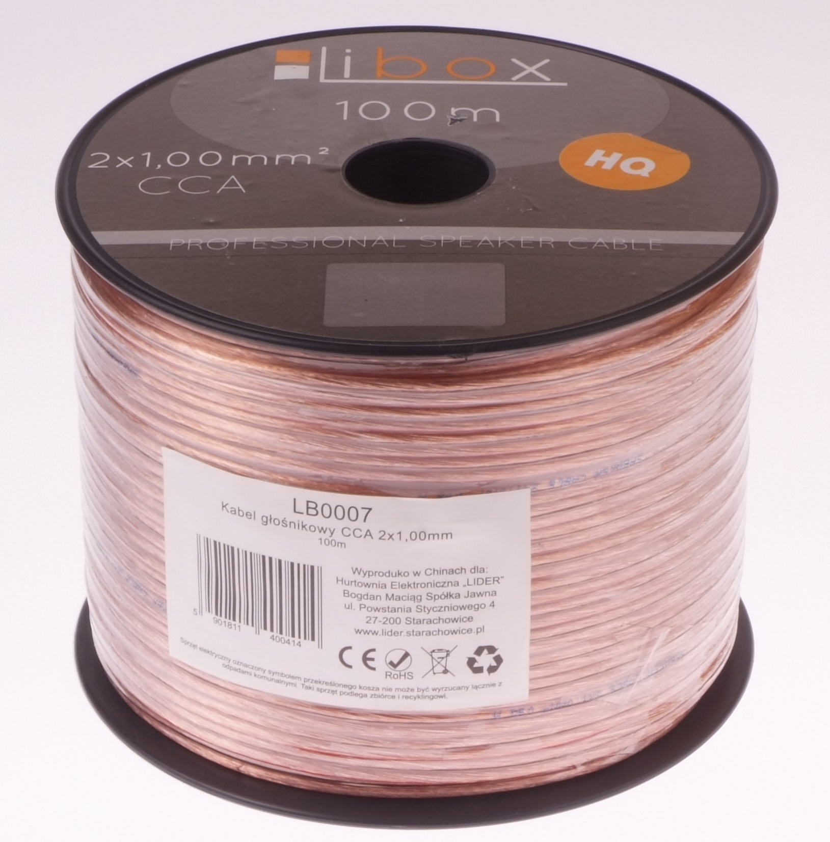 Szpula miedzianego kabla głośnikowego z etykietą, odizolowana na białym tle.