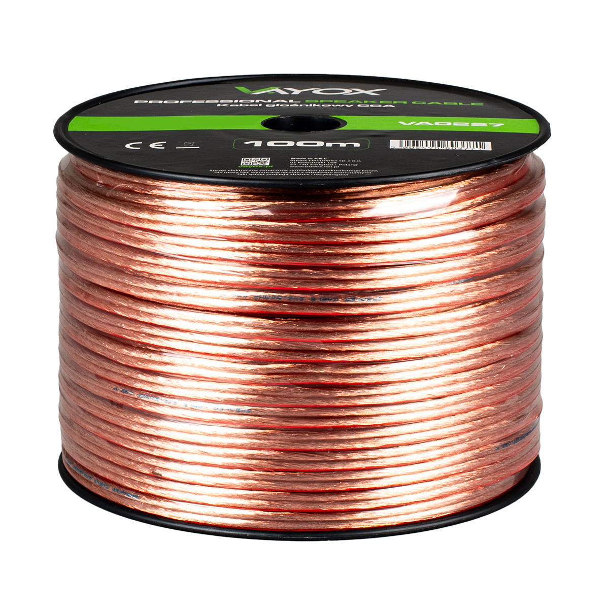 Szpula miedzianego przewodu głośnikowego, odizolowana na białym tle.