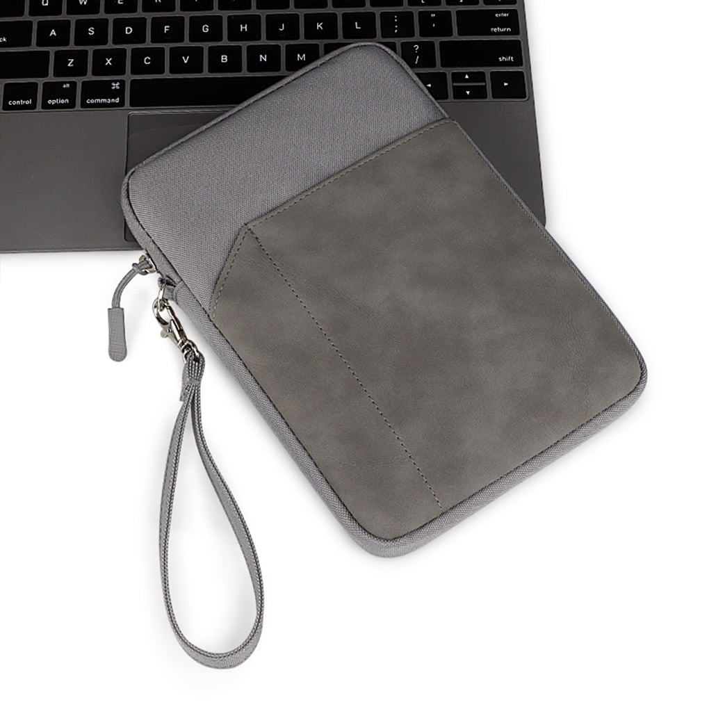 Eine graue Laptoptasche auf einer Laptop-Tastatur. Die Tasche hat einen Griff und einen Reißverschluss.