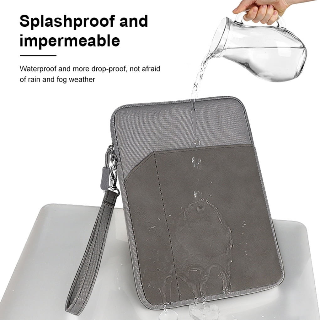 Eine graue Tablettasche, die mit Wasser bespritzt wird, um ihre Wasserdichtigkeit zu demonstrieren.