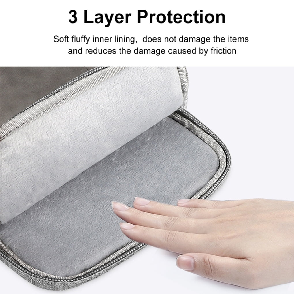 Das Innere einer grauen Laptoptasche. Es zeigt das weiche Innenfutter und eine Hand, die es berührt.