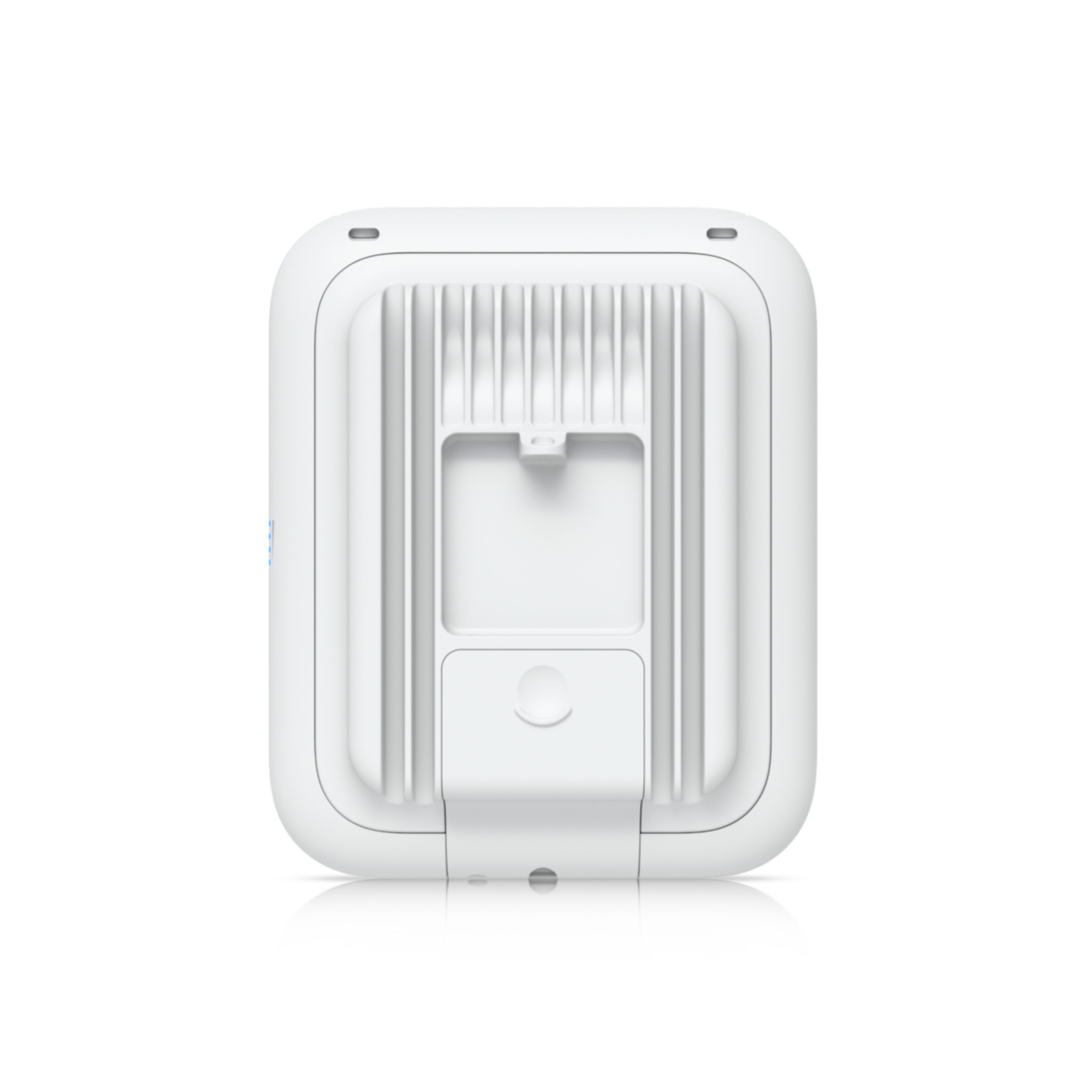 Biały punkt dostępu Ubiquiti z uchwytem montażowym i portem, z niebieskimi diodami.