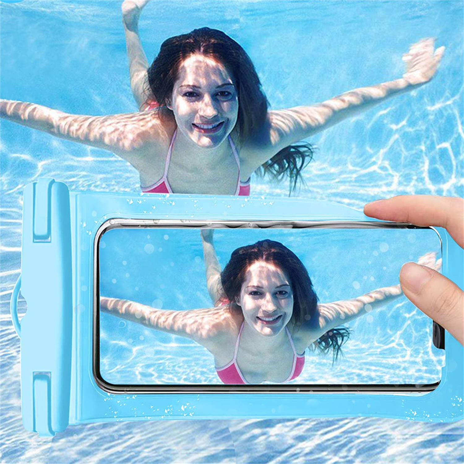 Frau in rosa Bikini schwimmt im Pool. Ihr Bild spiegelt sich in einer blauen wasserdichten Handyhülle.