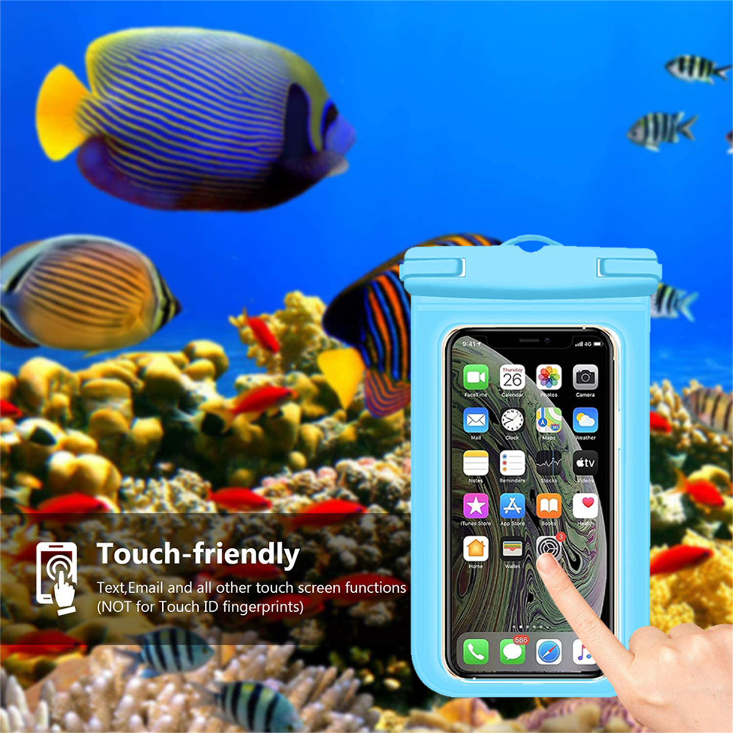 Eine Hand berührt ein Telefon in einer blauen wasserdichten Hülle vor einem Aquarium. Fische sind sichtbar.