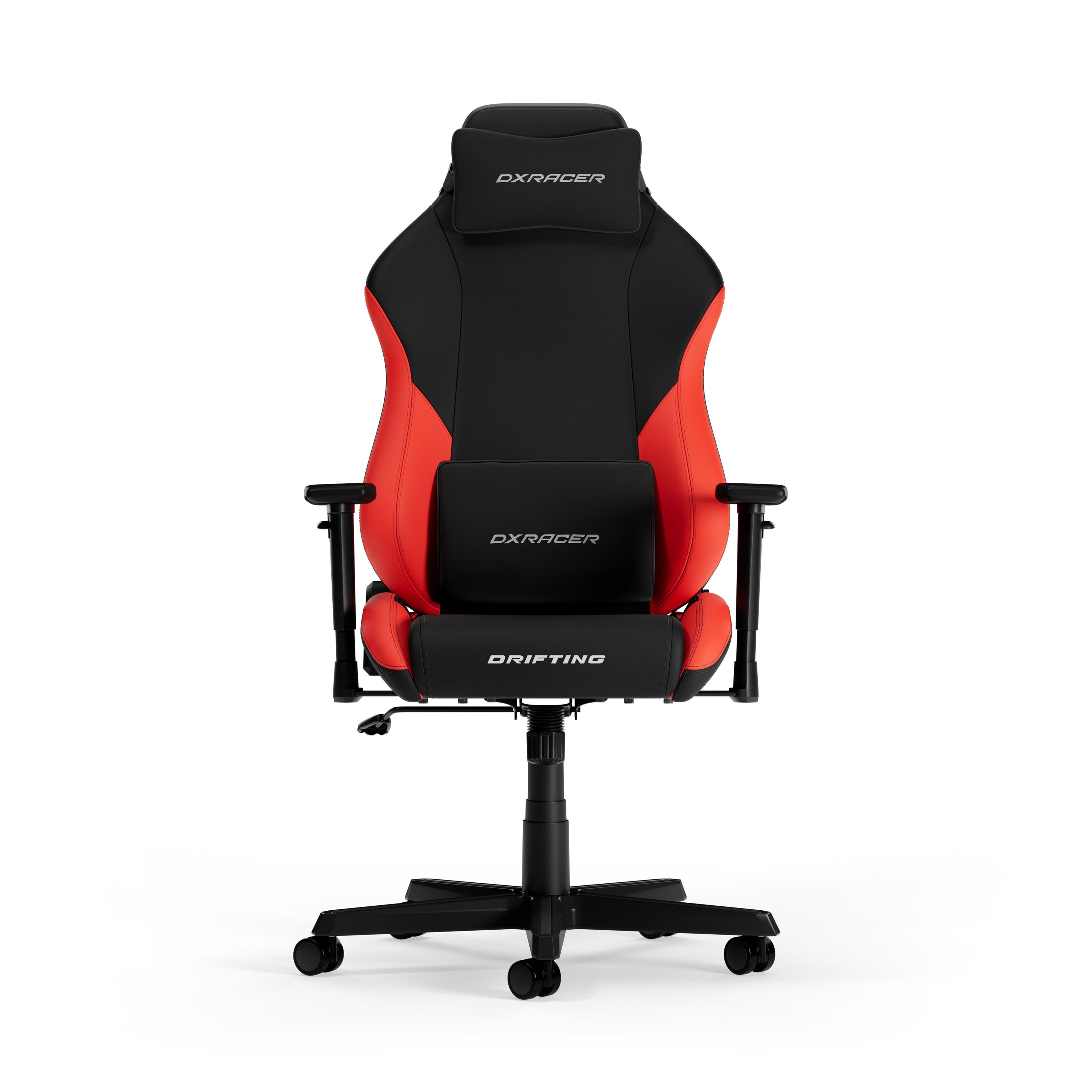 Roter und schwarzer Gaming-Stuhl. Er hat eine Kopfstütze und eine Lendenwirbelstütze. Der Stuhl steht auf einem schwarzen Untergestell mit Rollen.