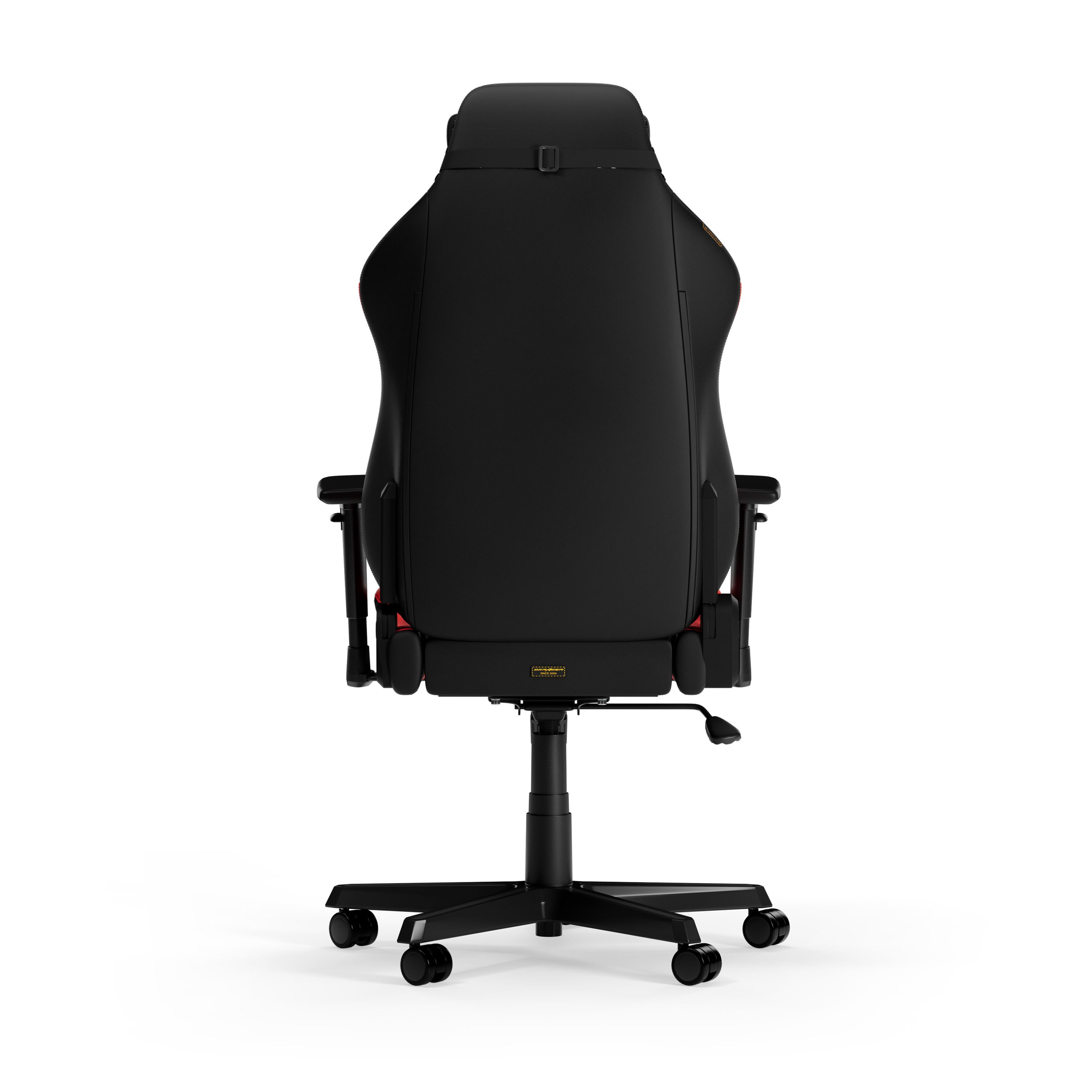 Rückansicht eines schwarzen und roten Gaming-Stuhls. Er hat ein schwarzes Untergestell mit Rollen. Die Rückseite des Stuhls ist sichtbar.