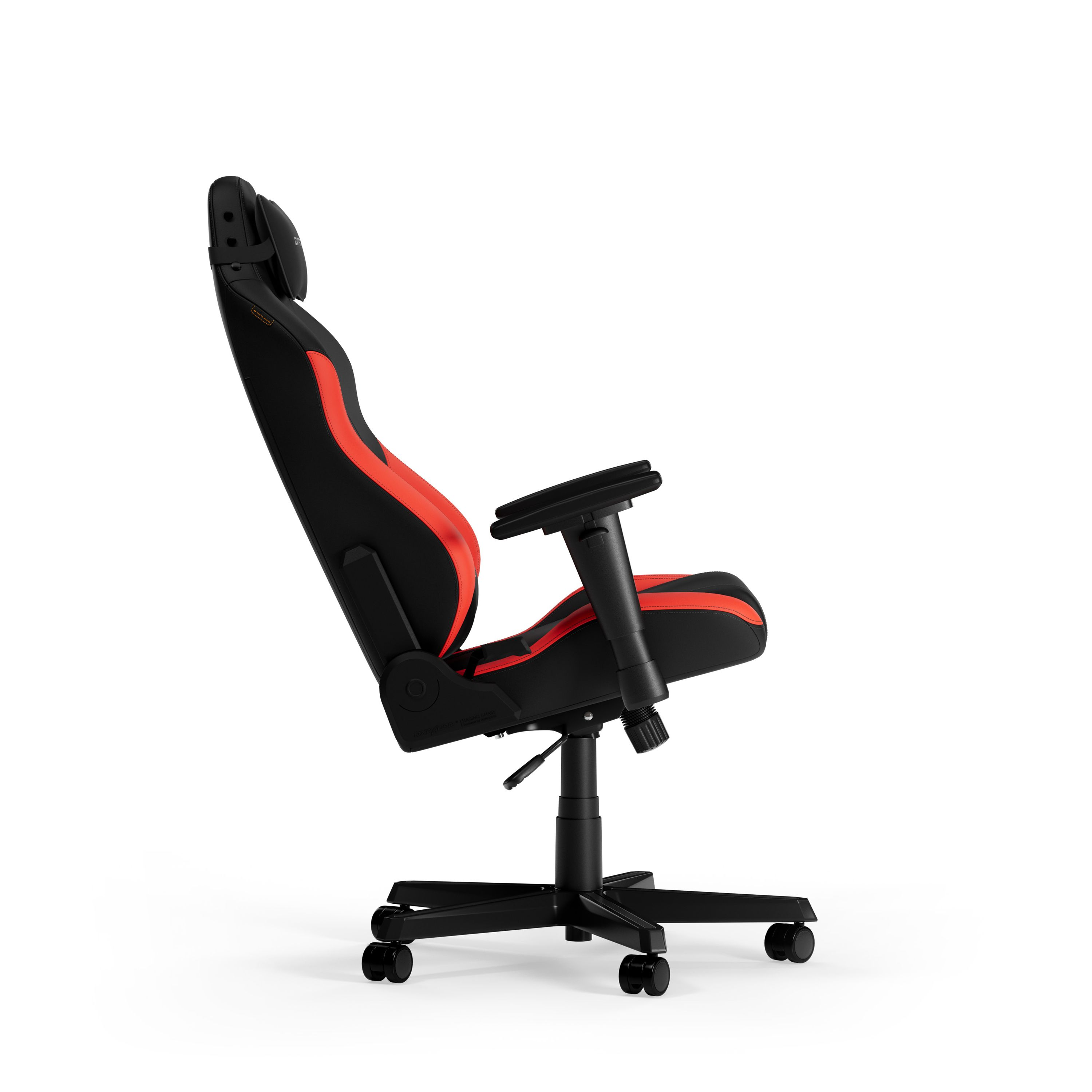 Roter und schwarzer Gaming-Stuhl, zur Seite geneigt. Der Stuhl hat eine Kopfstütze, Armlehnen und steht auf einem schwarzen Untergestell mit Rollen.