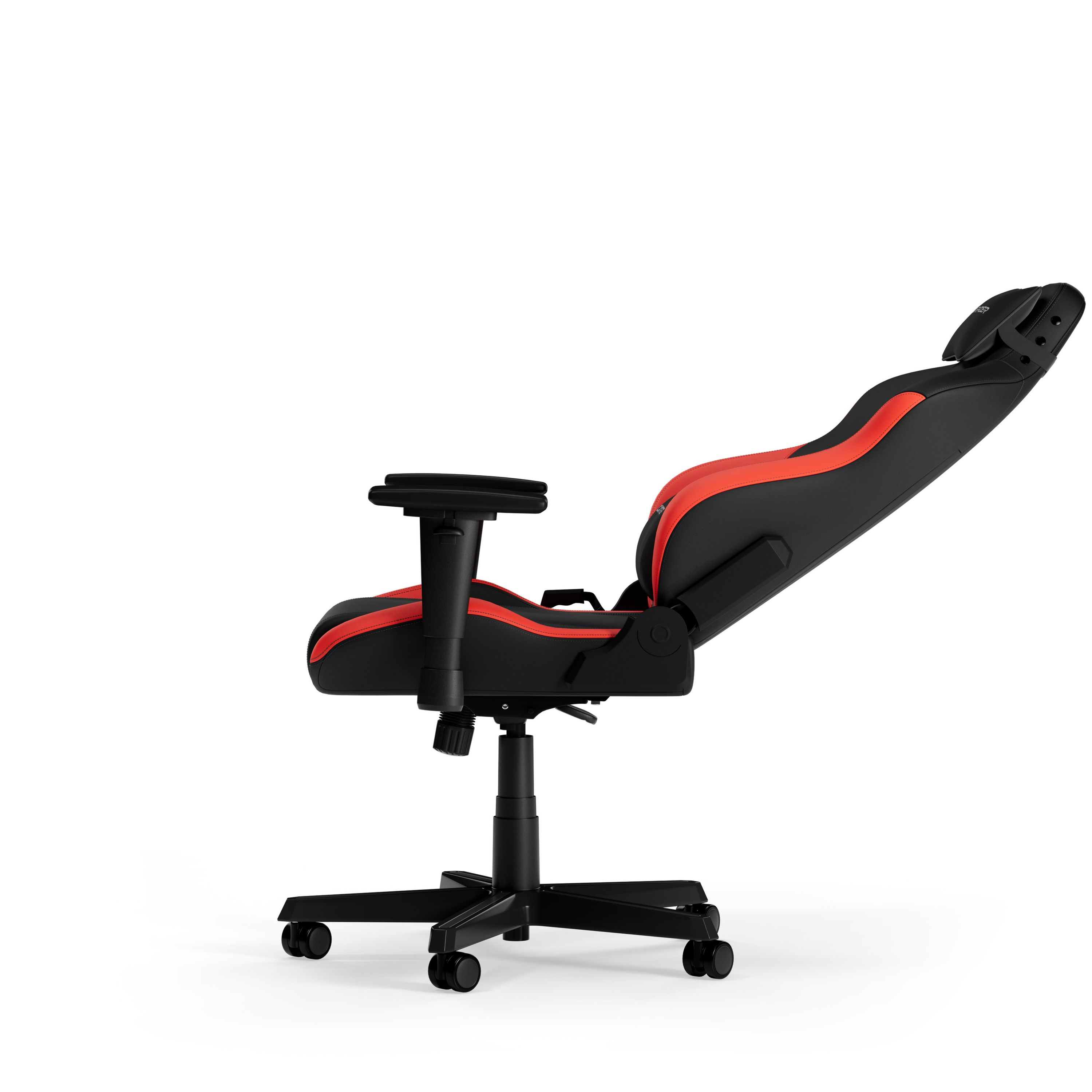 Gaming-Stuhl in Rot und Schwarz. Zurückgelehnte Position, freigestellt auf weißem Hintergrund.