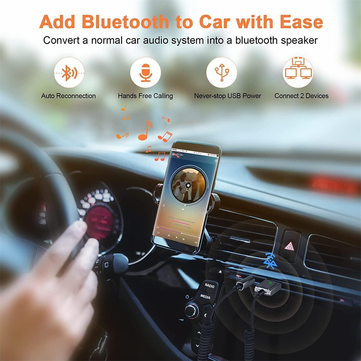 Armaturenbrett eines Autos mit Telefon in Halterung, das eine Musik-App anzeigt. Bluetooth-Gerät ist eingesteckt.