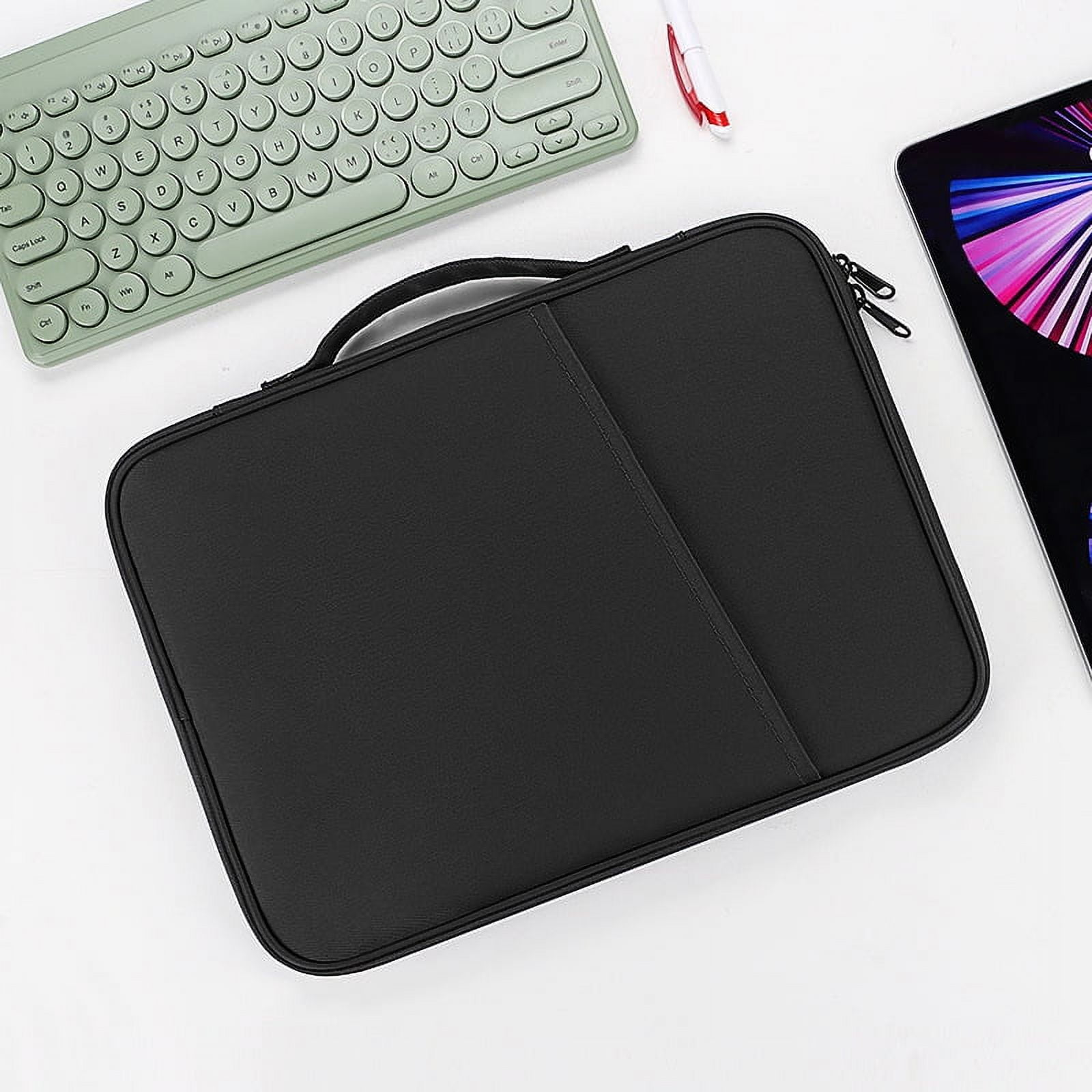 Schwarze Tragetasche mit Tastatur und Tablet, platziert auf einer weißen Oberfläche.