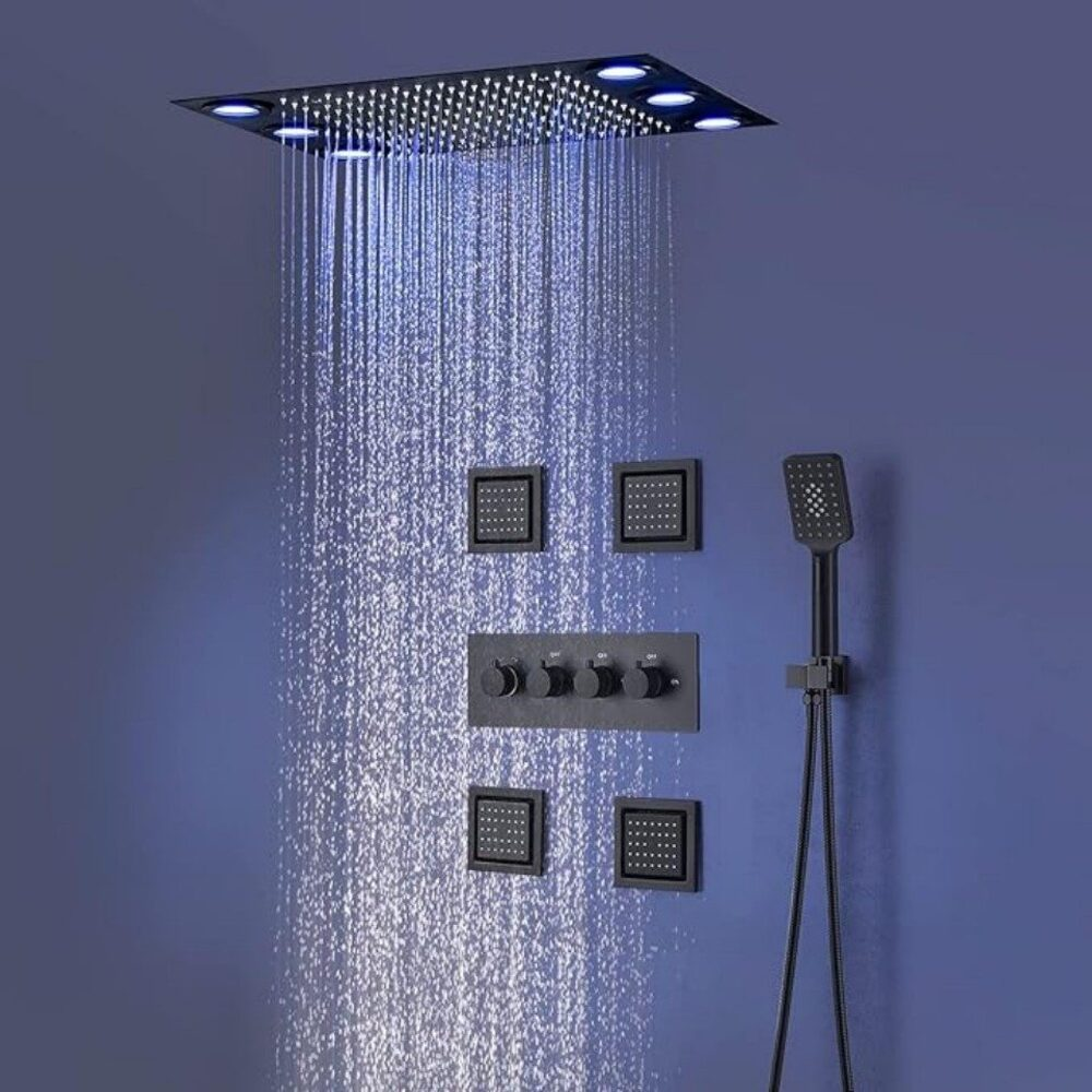 Schwarzer Duschkopf mit mehreren Wasserstrahlen und Bedienfeld vor blauer Wand.