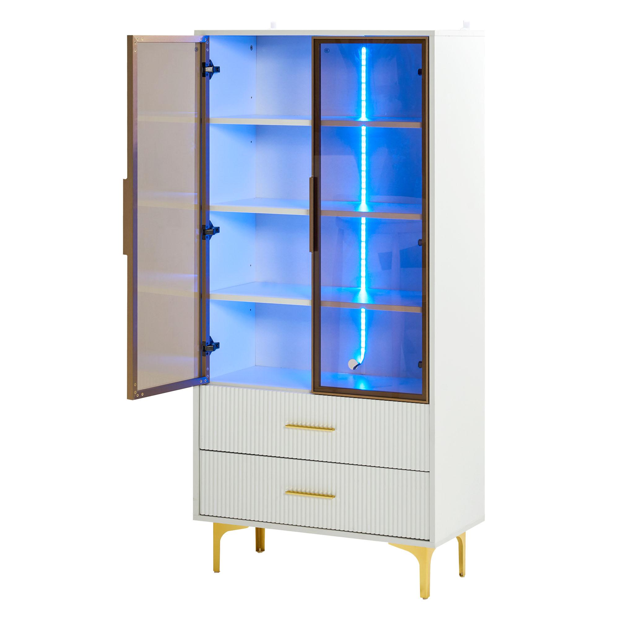 Weißer Schrank mit Glastüren, die sich öffnen, um blaue Innenbeleuchtung zu zeigen. Schubladen und goldene Beine sind sichtbar.