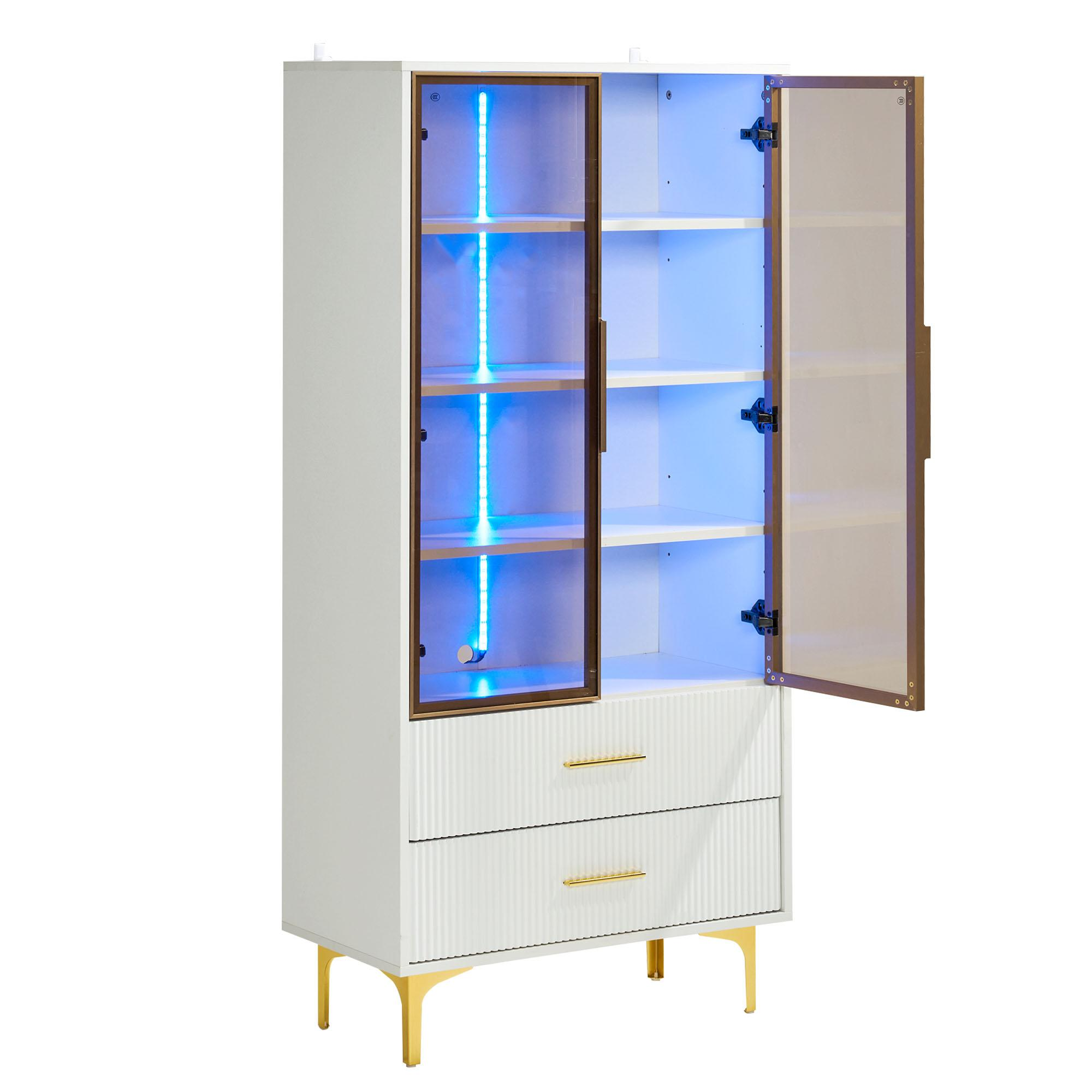 Weißer Schrank mit geöffneten Glastüren, blaue Innenbeleuchtung. Schubladen und goldene Beine sind ebenfalls sichtbar.
