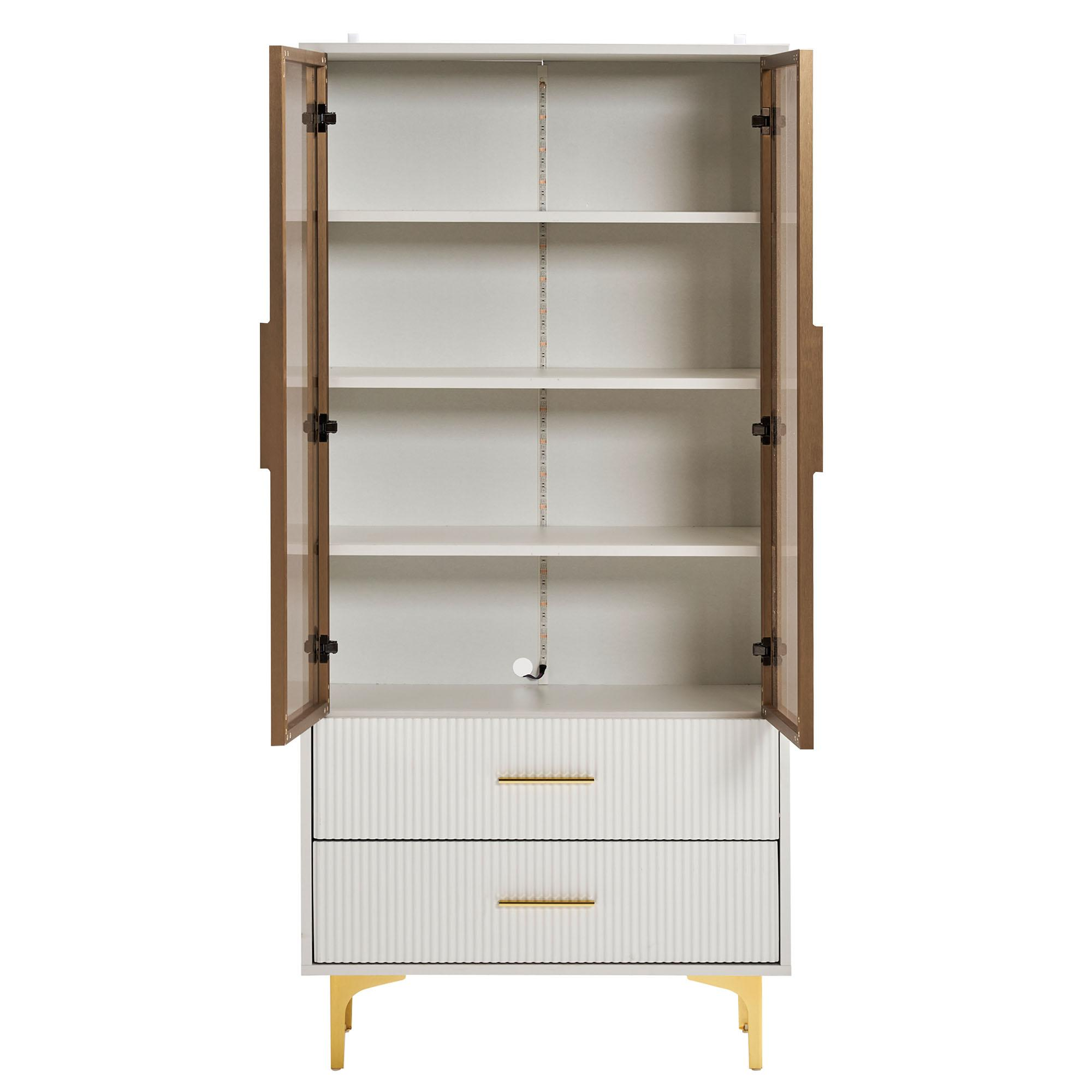 Ein weißer Schrank mit Glastüren und goldenen Akzenten. Unter den Regalen befinden sich zwei Schubladen.