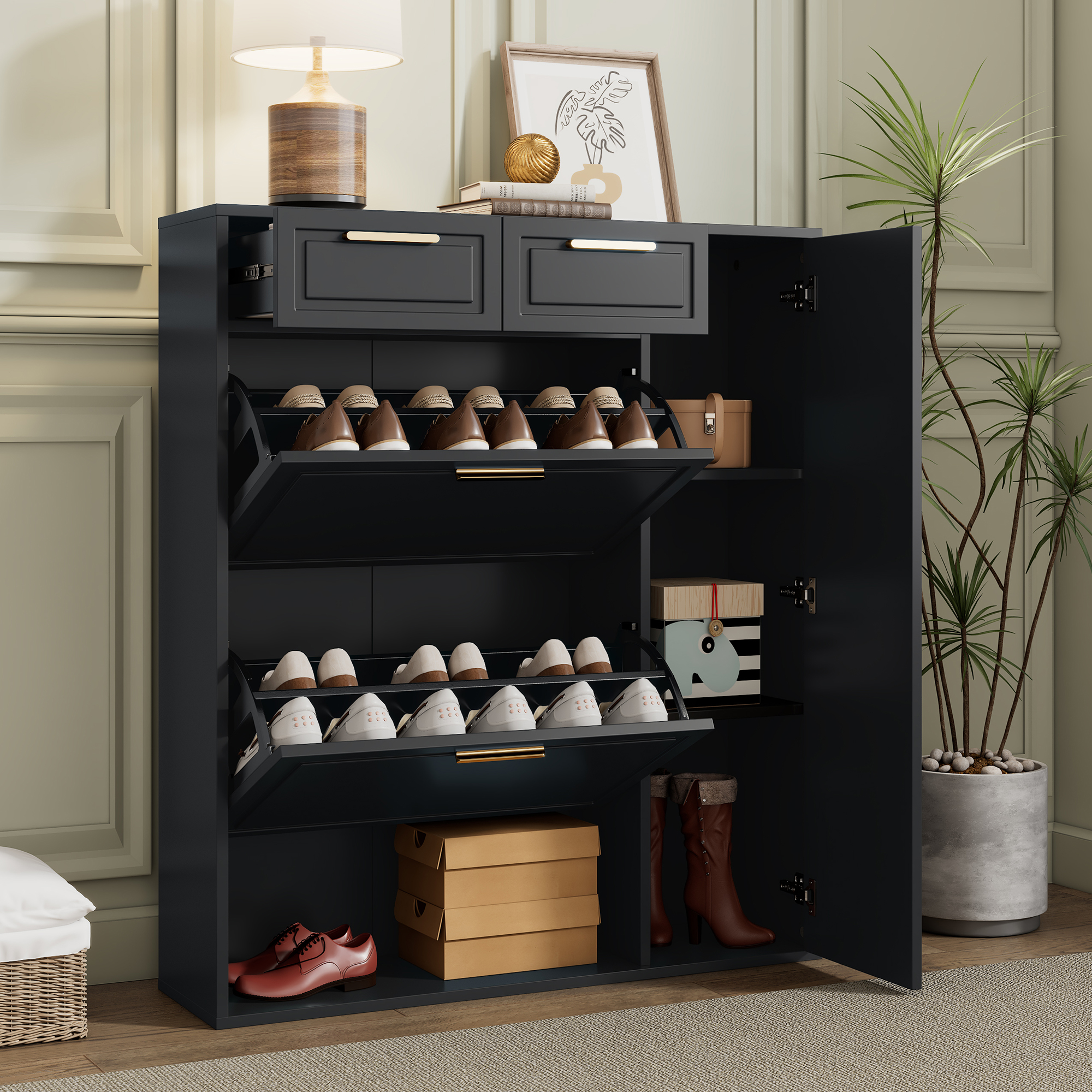 Schwarzer Schuhschrank mit offenen Türen, Schuhen und verschiedenen Objekten. Hintergrund enthält eine Pflanze und eine Lampe.