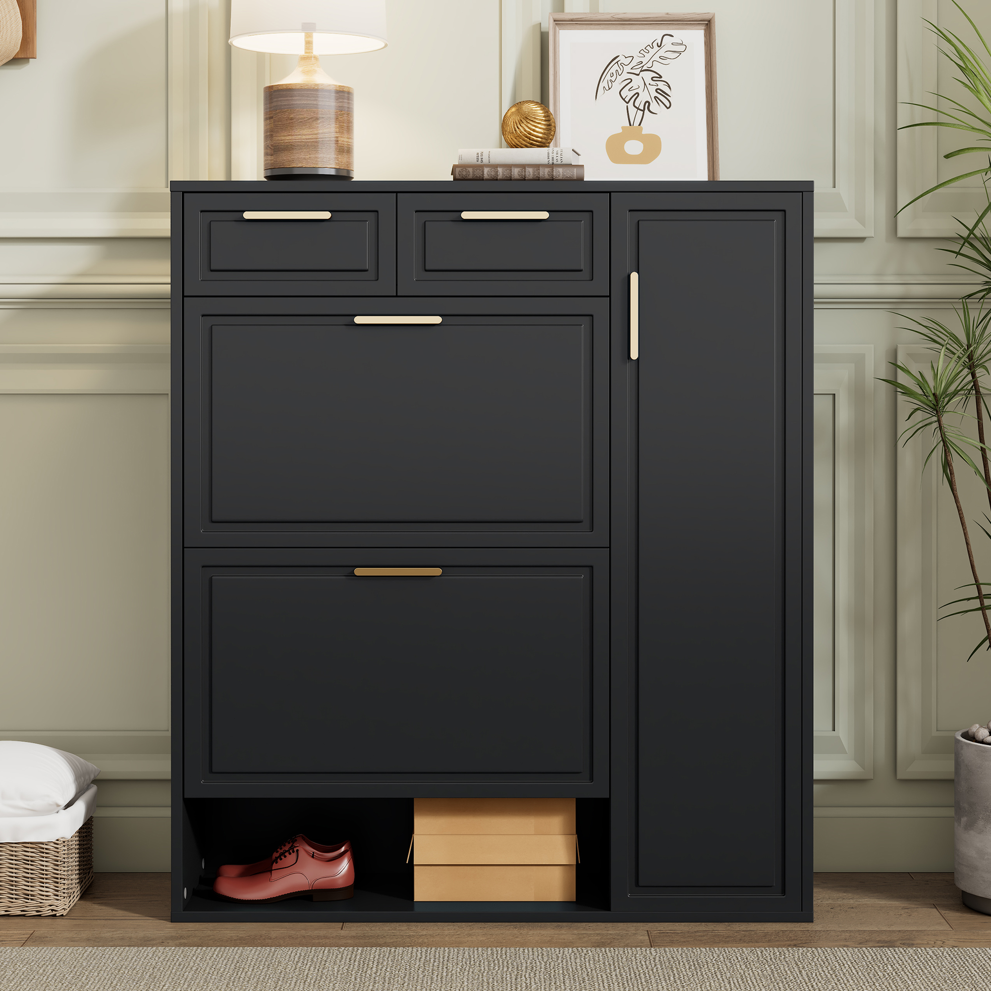 Schwarzer Schrank mit Schubladen, Schuhfach und Seitenfach. Goldene Griffe. Lampe und Boxen sichtbar.