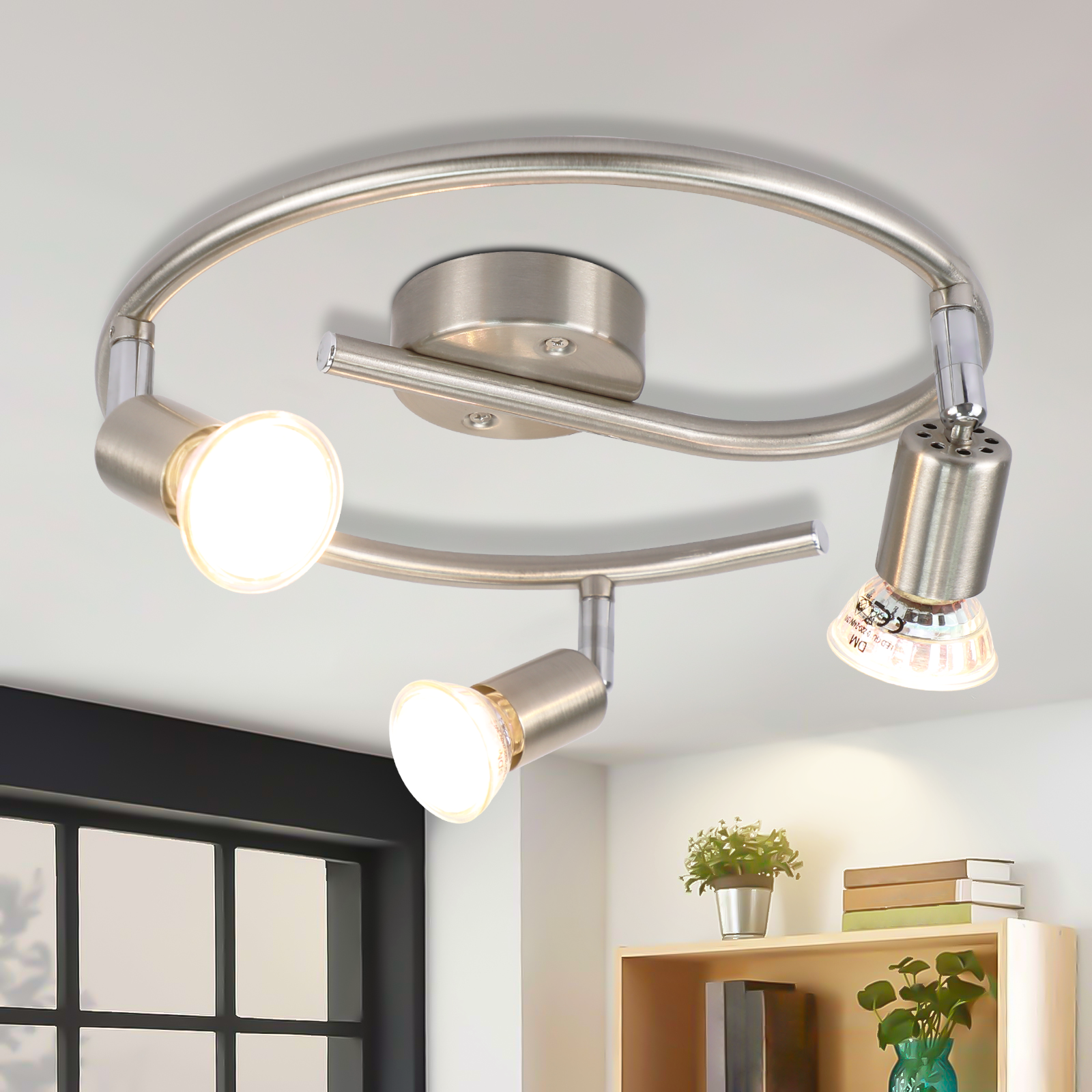 Oprawa oświetleniowa sufitowa z trzema światłami. W tle łóżko i inne przedmioty z sypialni.