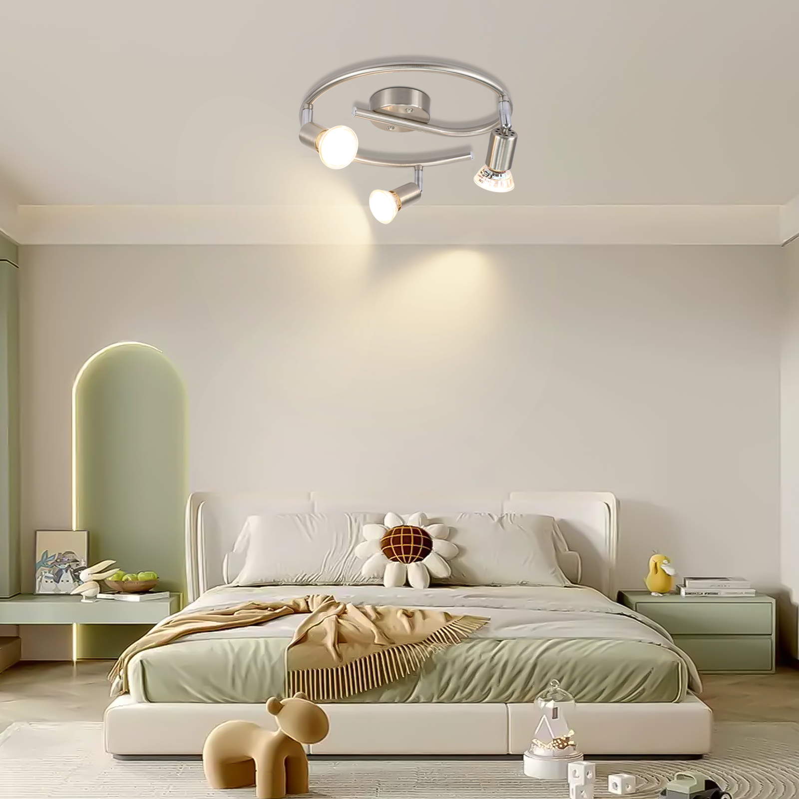 Sypialnia z łóżkiem, szafkami nocnymi i oświetleniem sufitowym. Jest beżowy dywan i dekoracje.