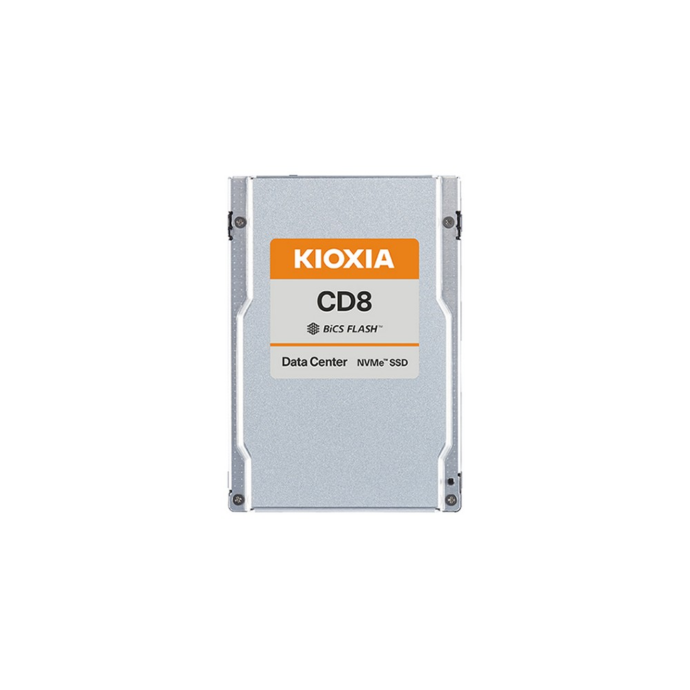 Unità data center SSD NVMe Kioxia CD8 argento. Etichetta arancione e bianca.