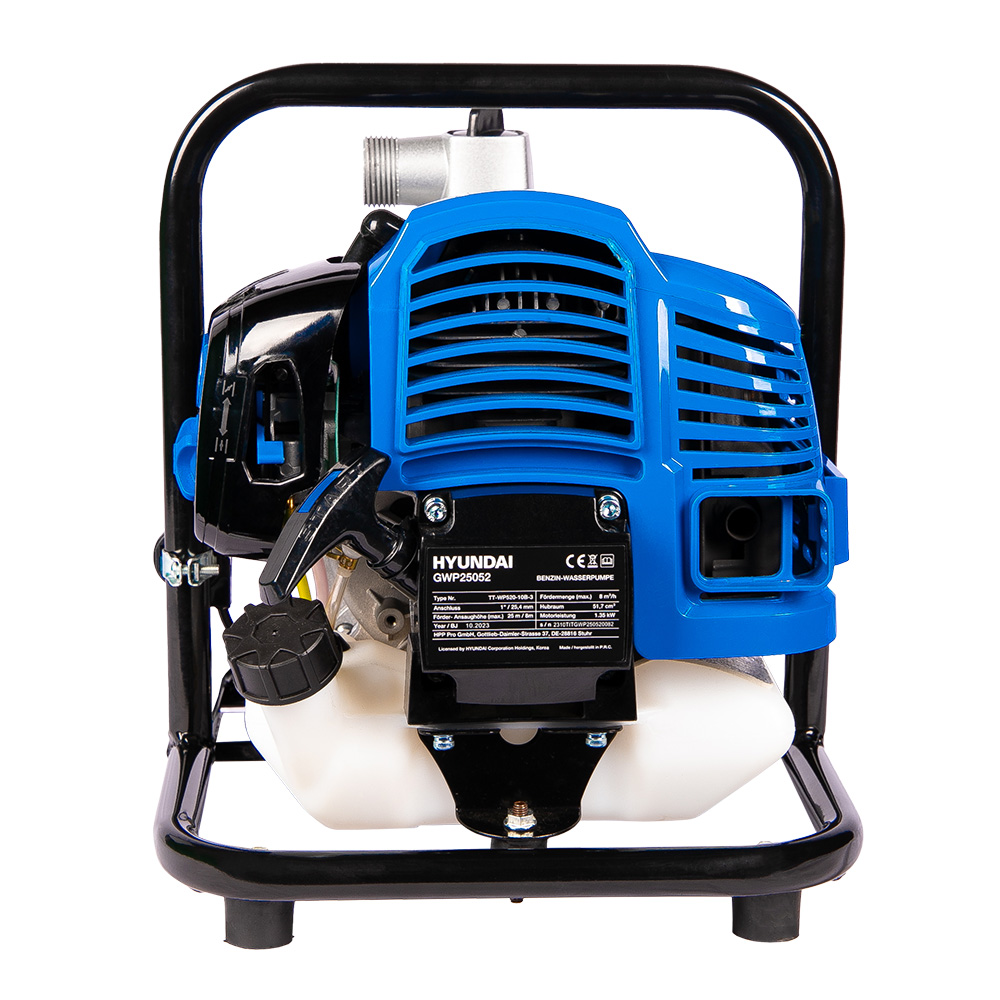 Eine Benzin-Wasserpumpe, blauer und schwarzer Motor, schwarzer Rahmen. Die Pumpe wird auf einer weißen Oberfläche angezeigt.