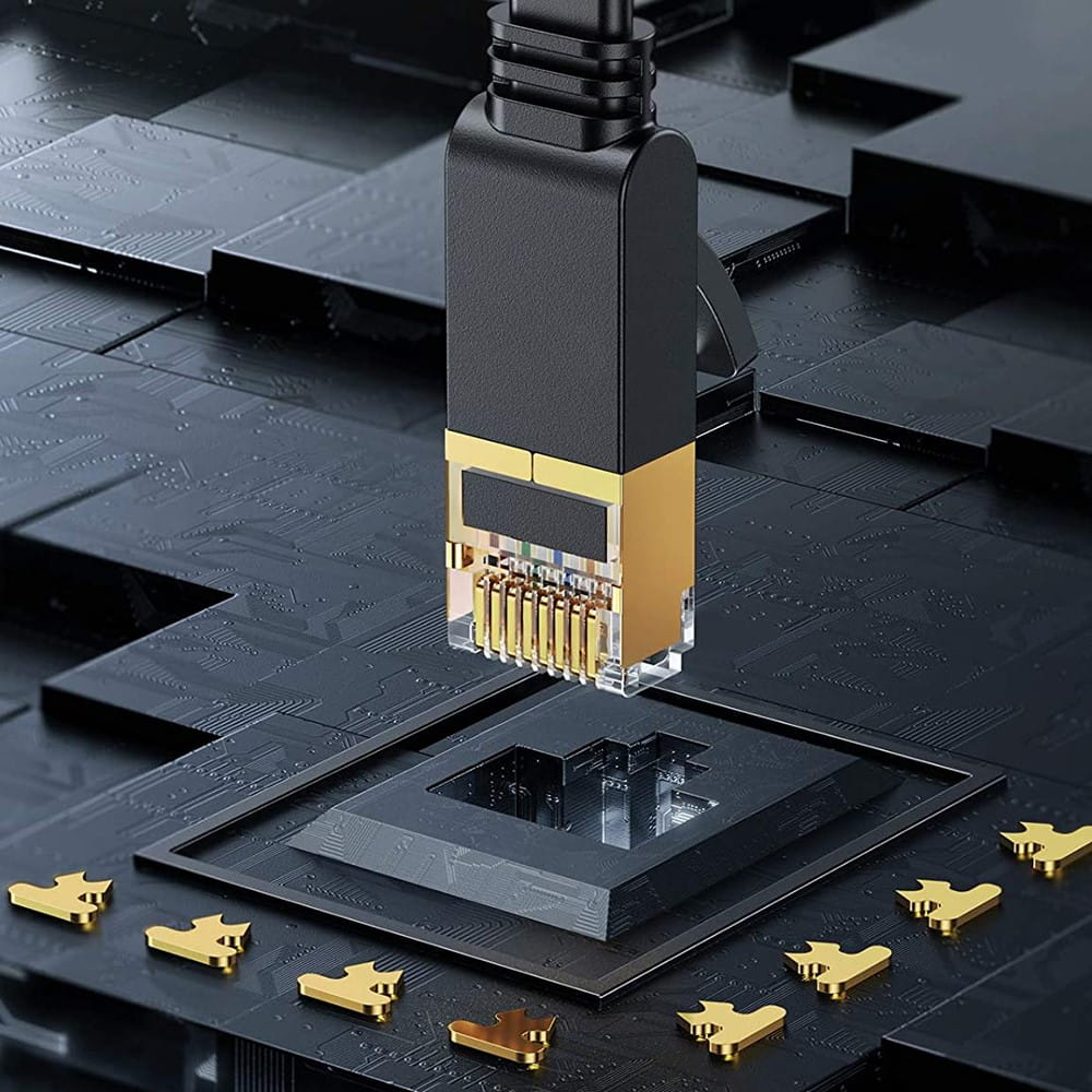 Zbliżenie czarnego złącza kabla Ethernet z pozłacanymi pinami.