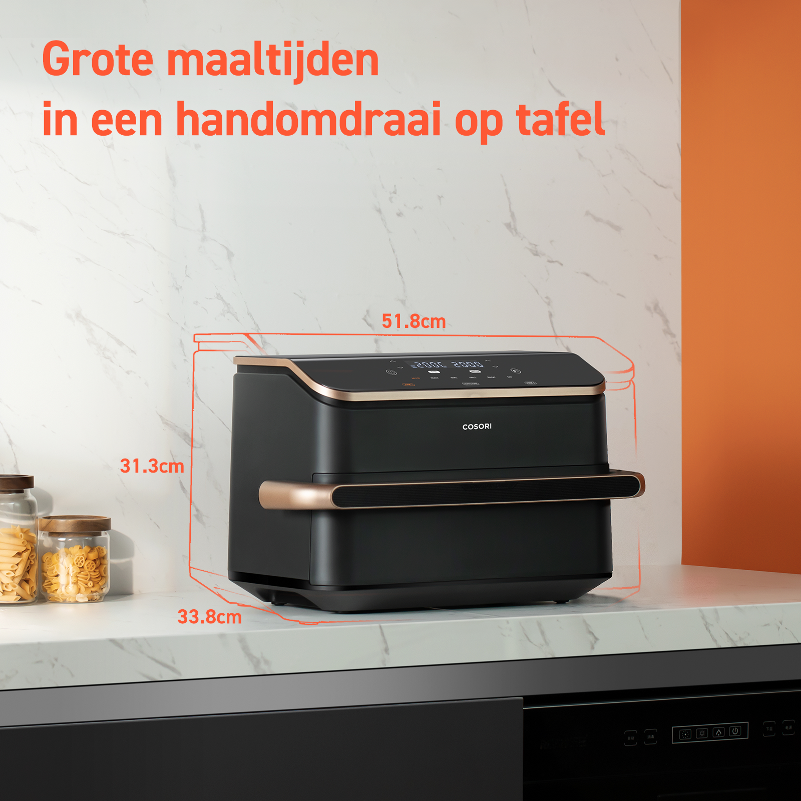 Friteuse à air noire sur une surface blanche. Les dimensions sont affichées. Le fond est un mur blanc avec des accents orange.