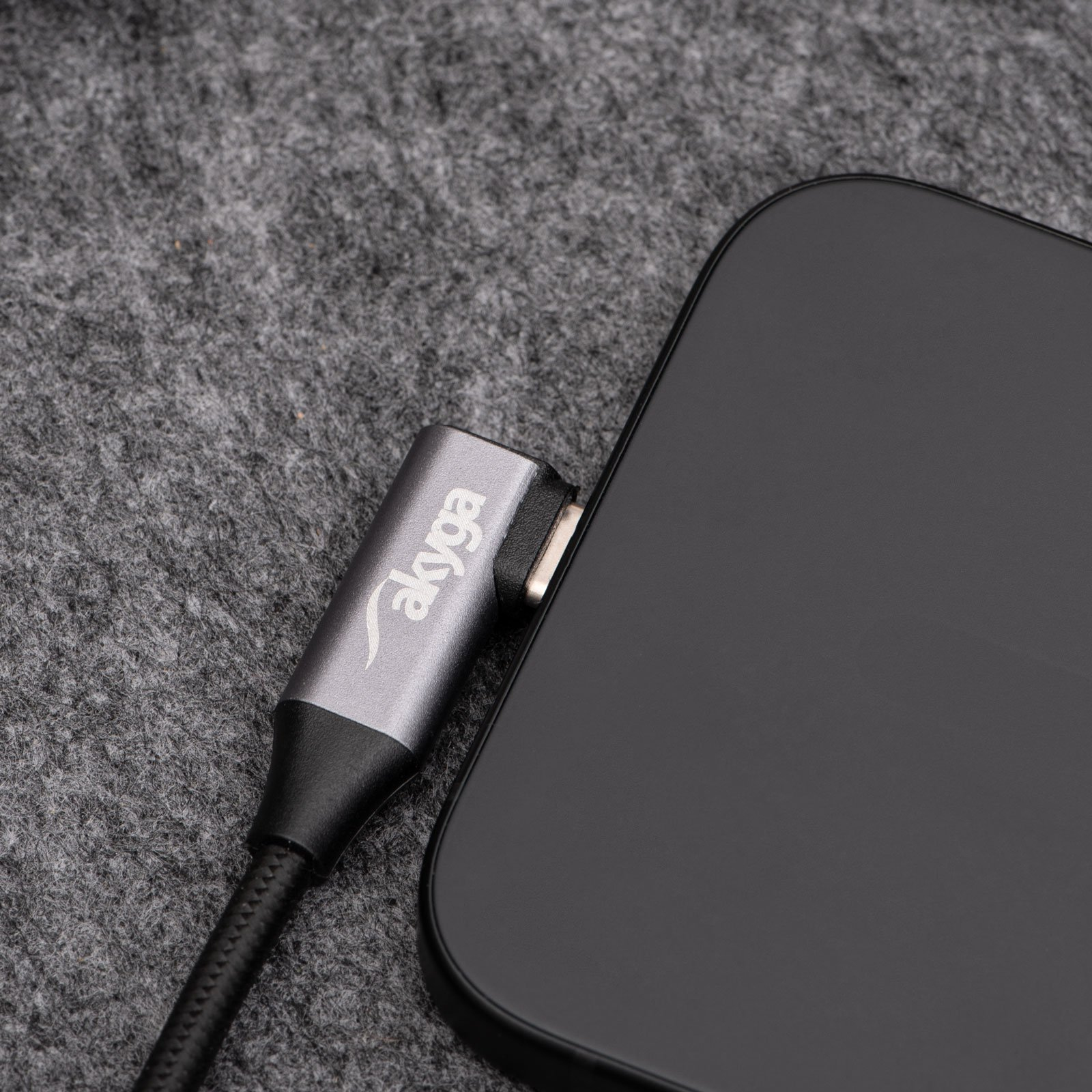 Câble noir connecté à un téléphone. Le câble est connecté au port USB-C du téléphone.