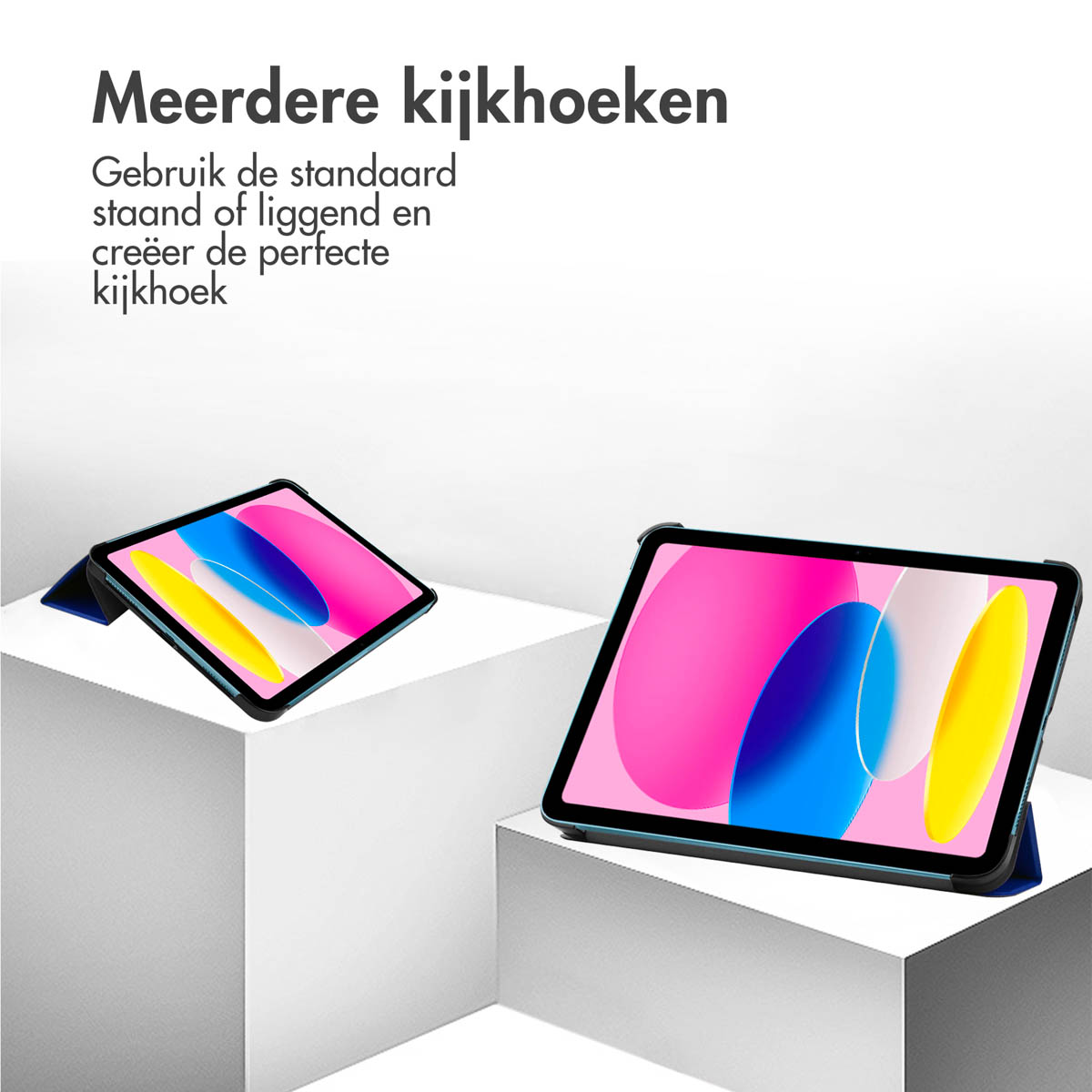 Twee tablets in cases, op witte blokken, verschillende kijkhoeken.