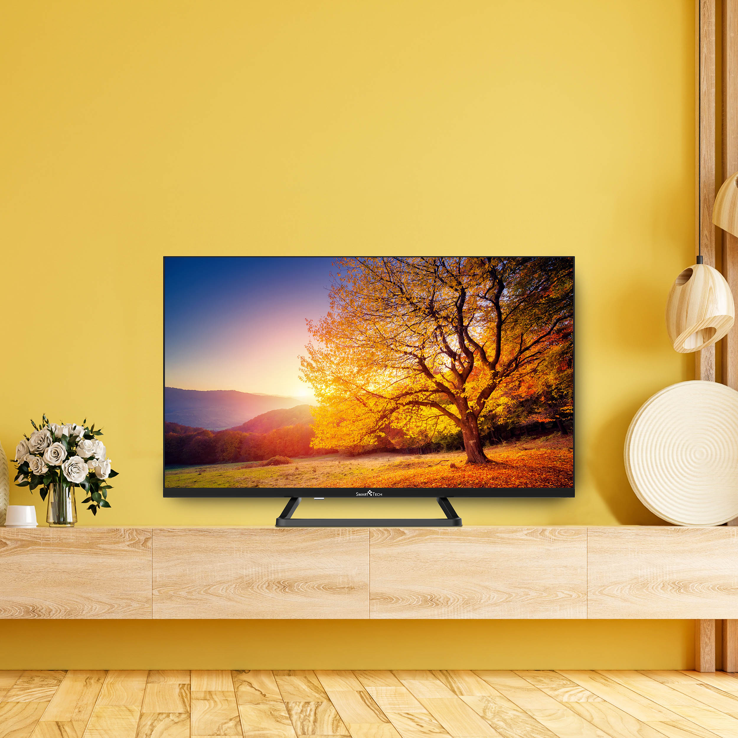 Fernseher mit Landschaftsszene eines Baumes mit Herbstfarben, auf Holzschrank gestellt.