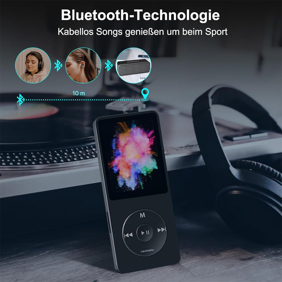 Schwarzer MP3-Player mit Farbbildschirm. Kopfhörer und andere Gegenstände auf einem Holztisch.