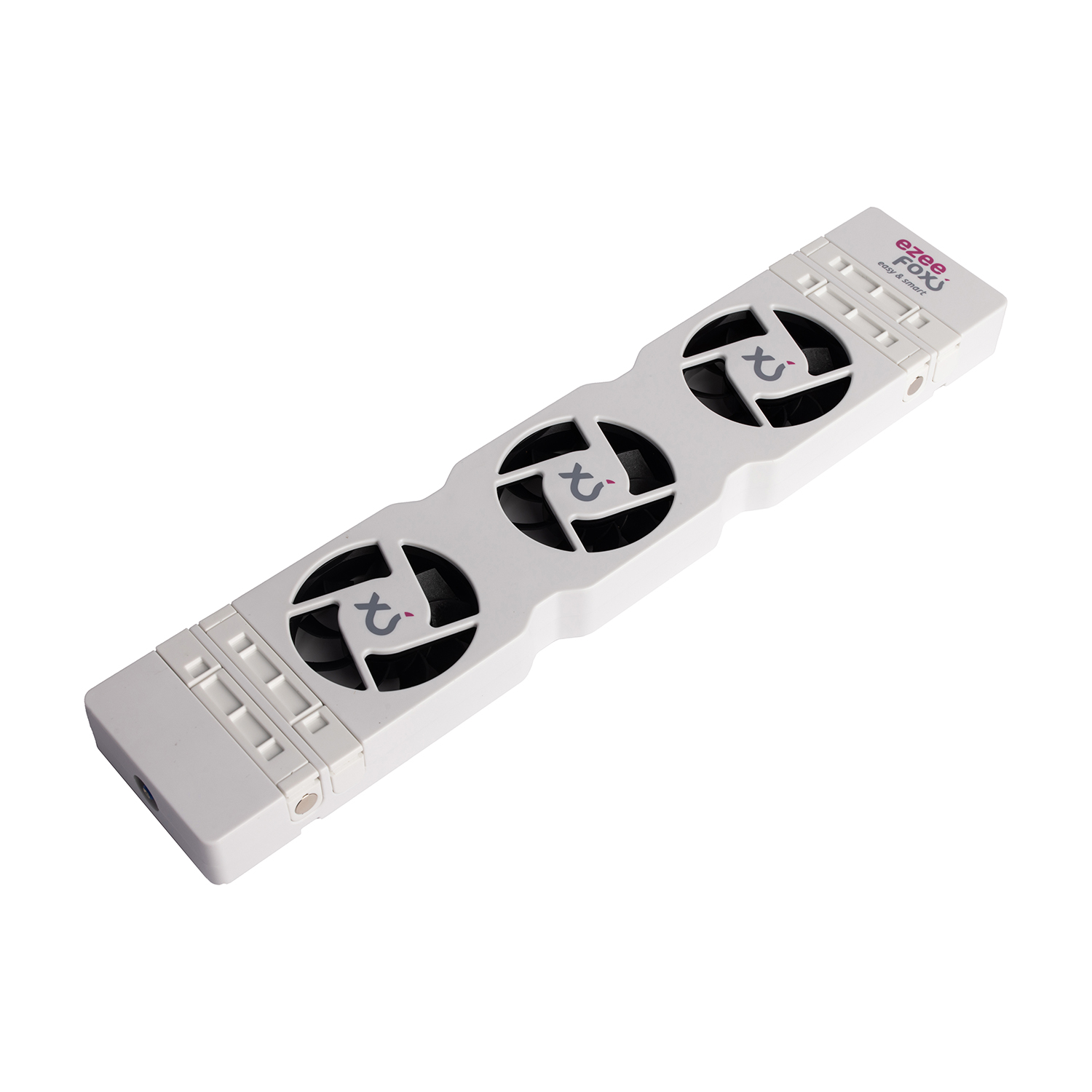 Witte koelventilator met drie zwarte ventilatoren, met de merknaam aan de rechterkant. Geïsoleerd.