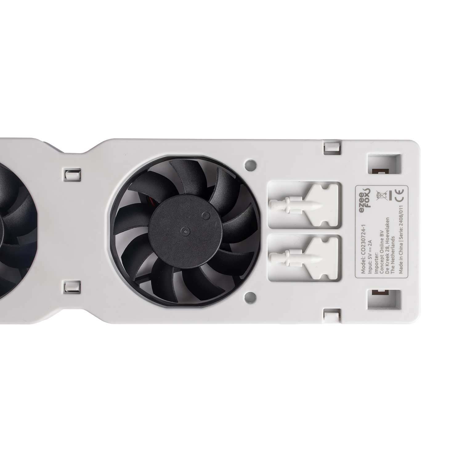 Witte koelventilator met twee zwarte ventilatoren. Achteraanzicht, geïsoleerd op wit.