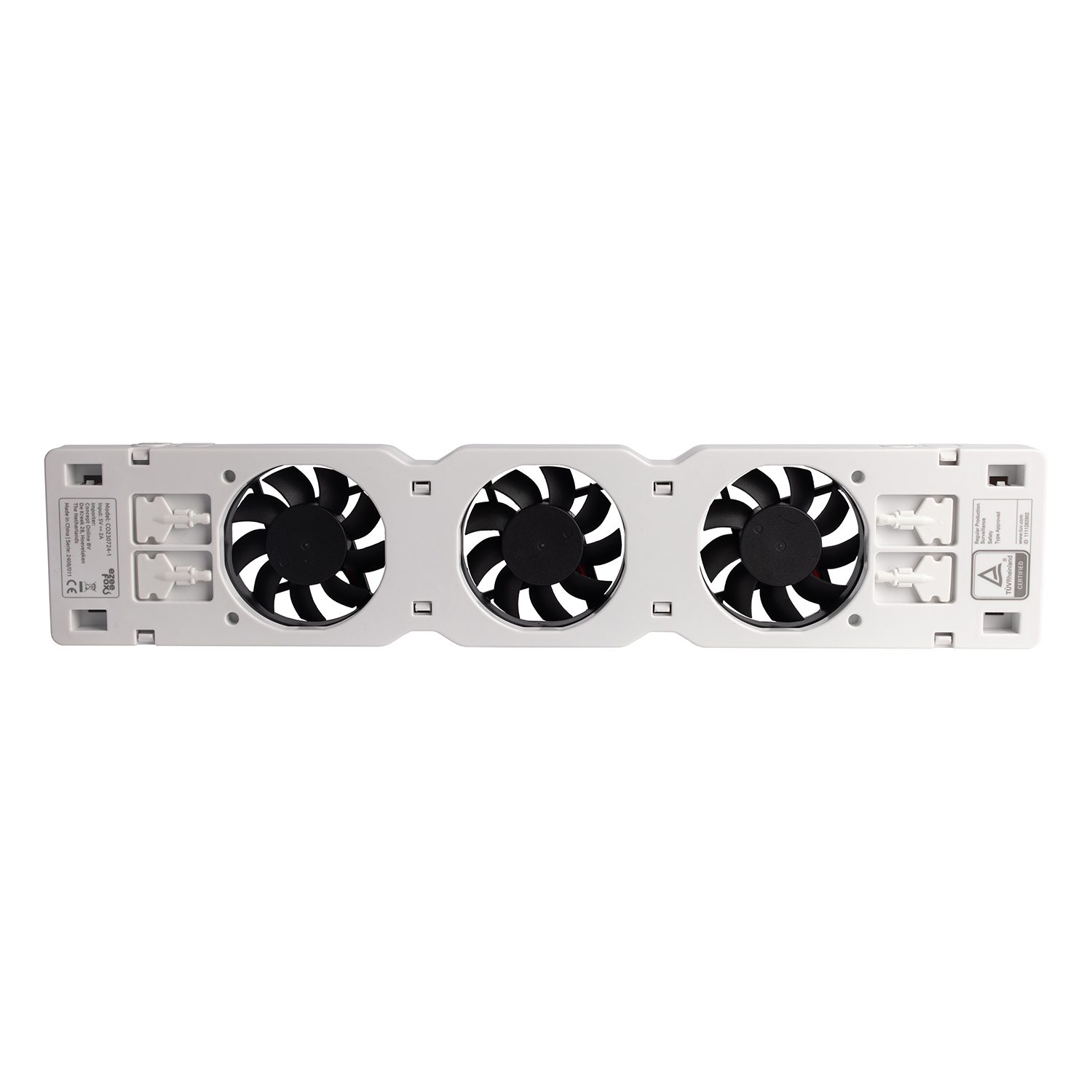 Een close-up van een witte ventilatorunit met drie zwarte ventilatoren, op een witte achtergrond.