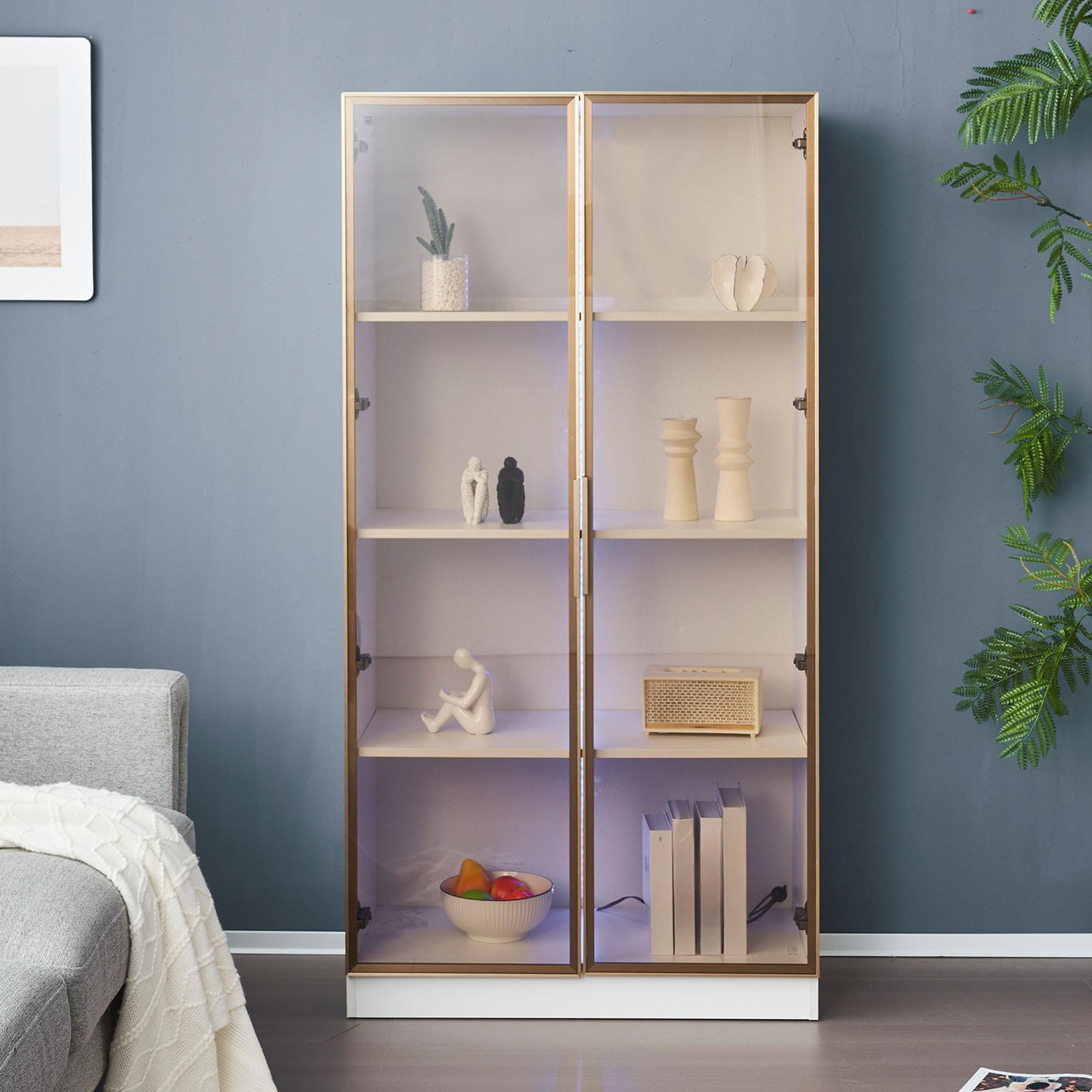 Innenaufnahme: Glasschrank mit Gegenständen. Hintergrund: blaue Wand, Sofa.