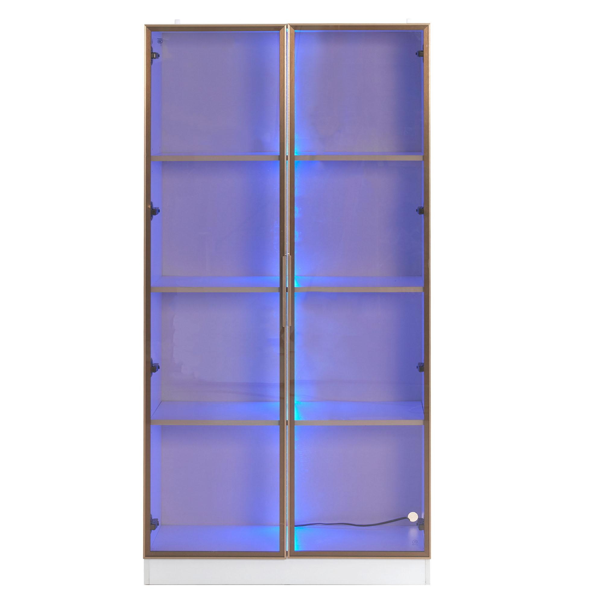 Hoher Glasschrank mit Goldrahmen, blaues Licht innen.