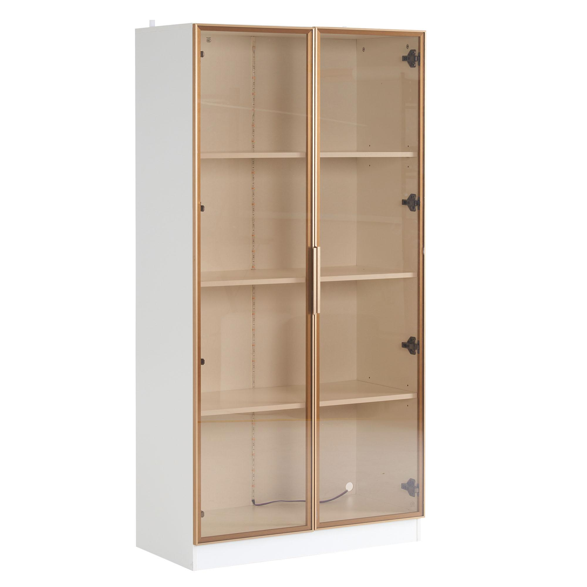 Weißer Vitrinenschrank mit Glastüren und goldfarbener Verkleidung. Leere Regale im Inneren.