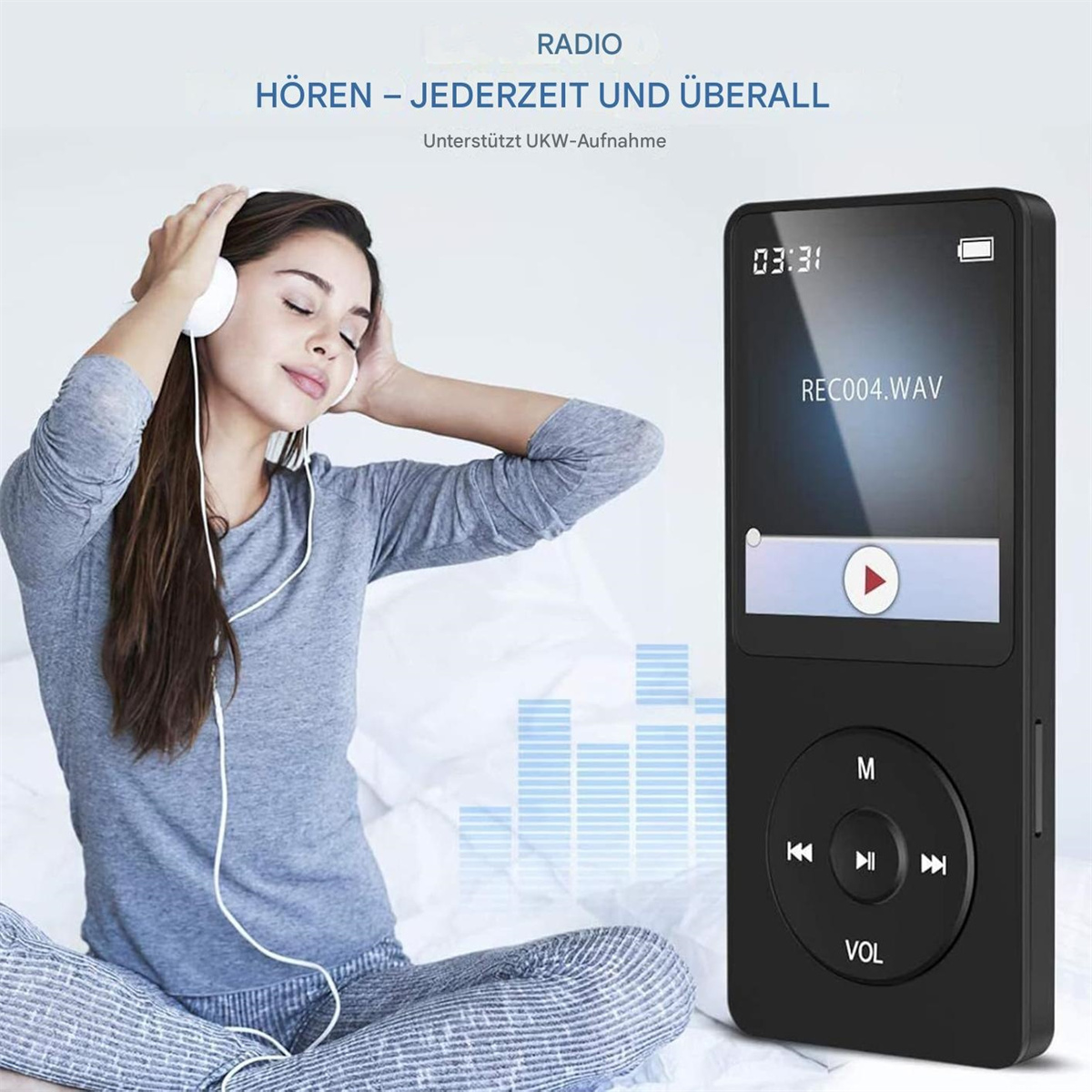 Ein schwarzer MP3-Player mit Bildschirm, Knöpfen und Kopfhörern auf den Ohren einer Frau.