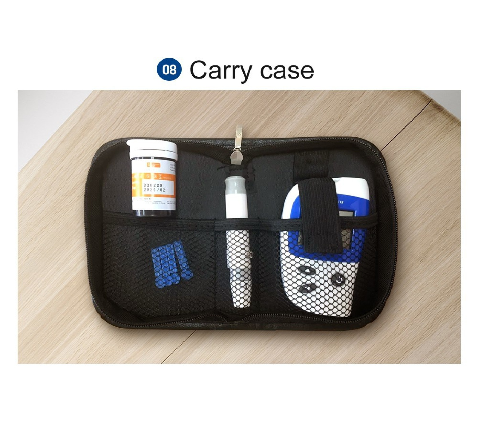 Ein schwarzes Etui enthält ein Fläschchen, ein stiftähnliches Gerät und ein Blutzuckermessgerät. Auf einem Holztisch.