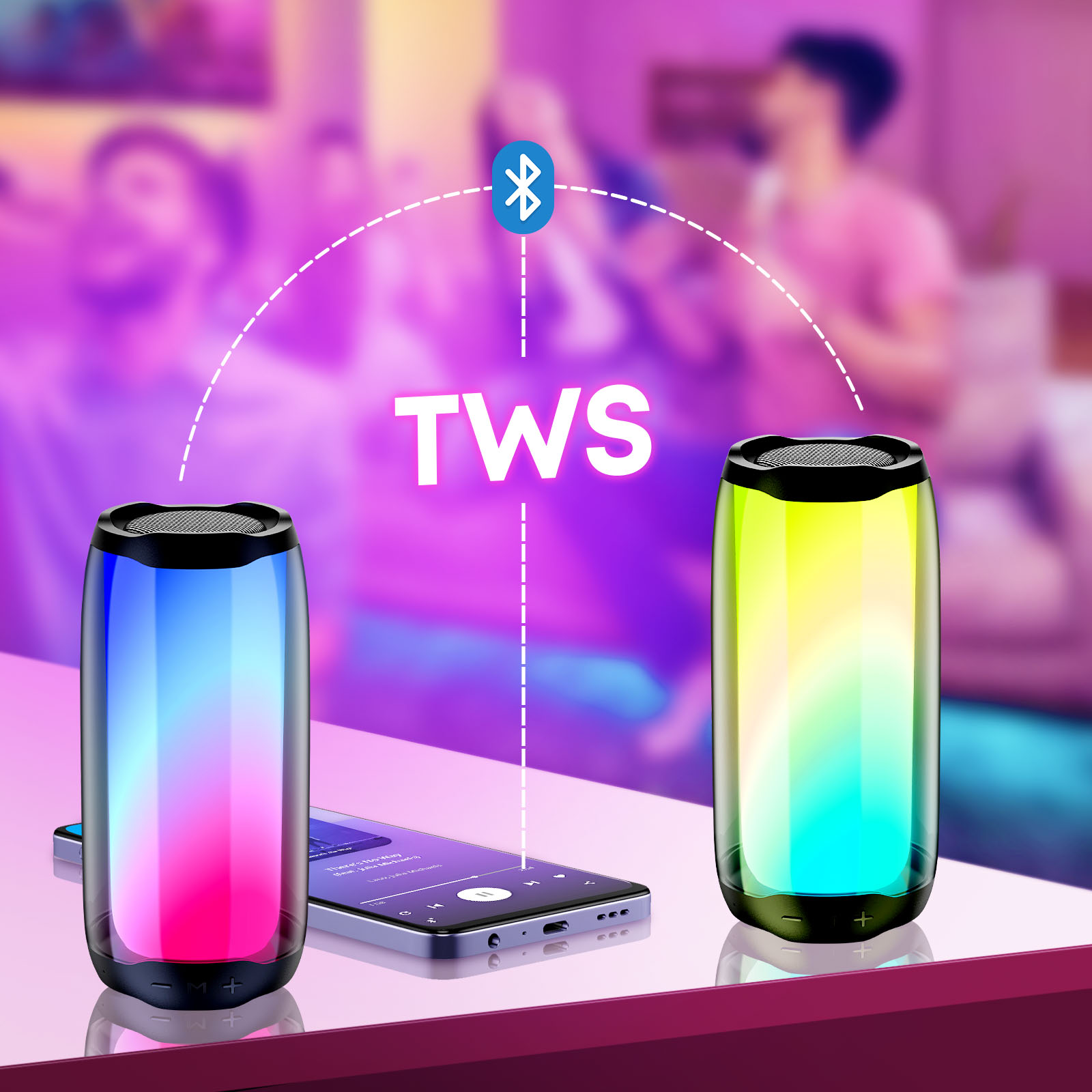 Deux enceintes sans fil connectées à un téléphone, les enceintes sont cylindriques et ont des affichages lumineux.