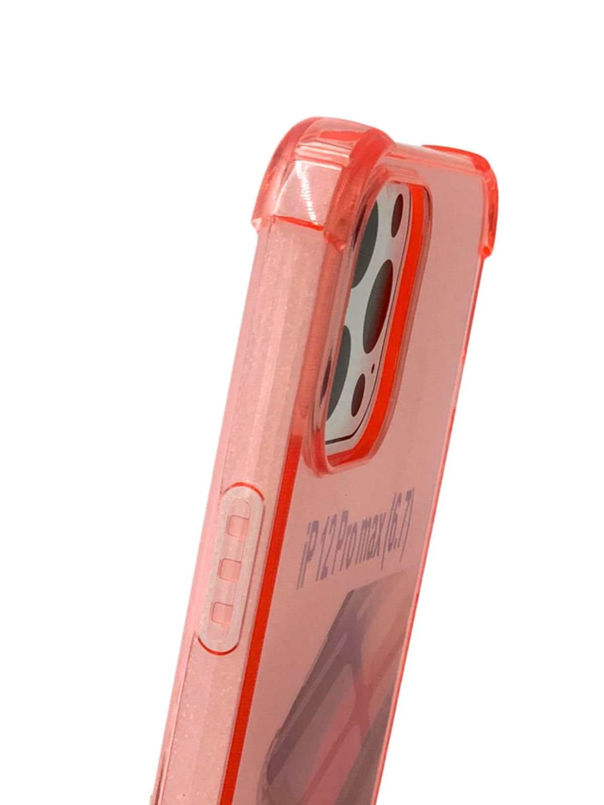 Primer plano de una funda de teléfono rosa con recorte de cámara. El modelo del teléfono es visible.