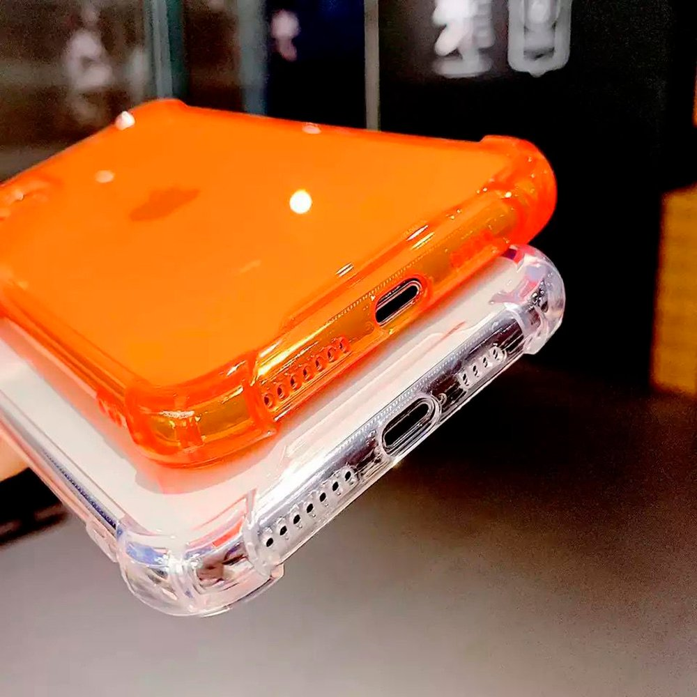 Dos teléfonos con fundas transparentes naranja y transparente apilados uno encima del otro.