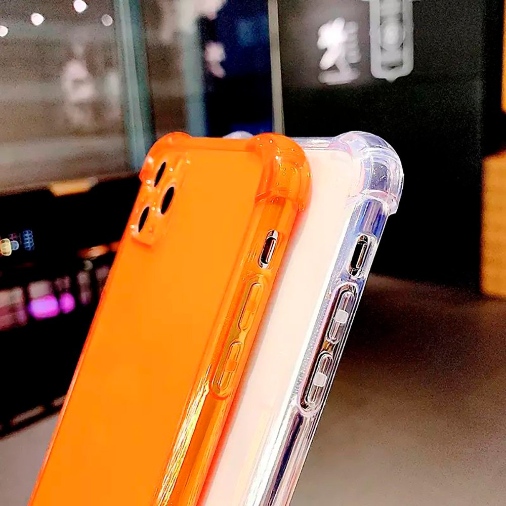 Primer plano de dos fundas de teléfono. Una naranja y otra transparente, mostrando botones.
