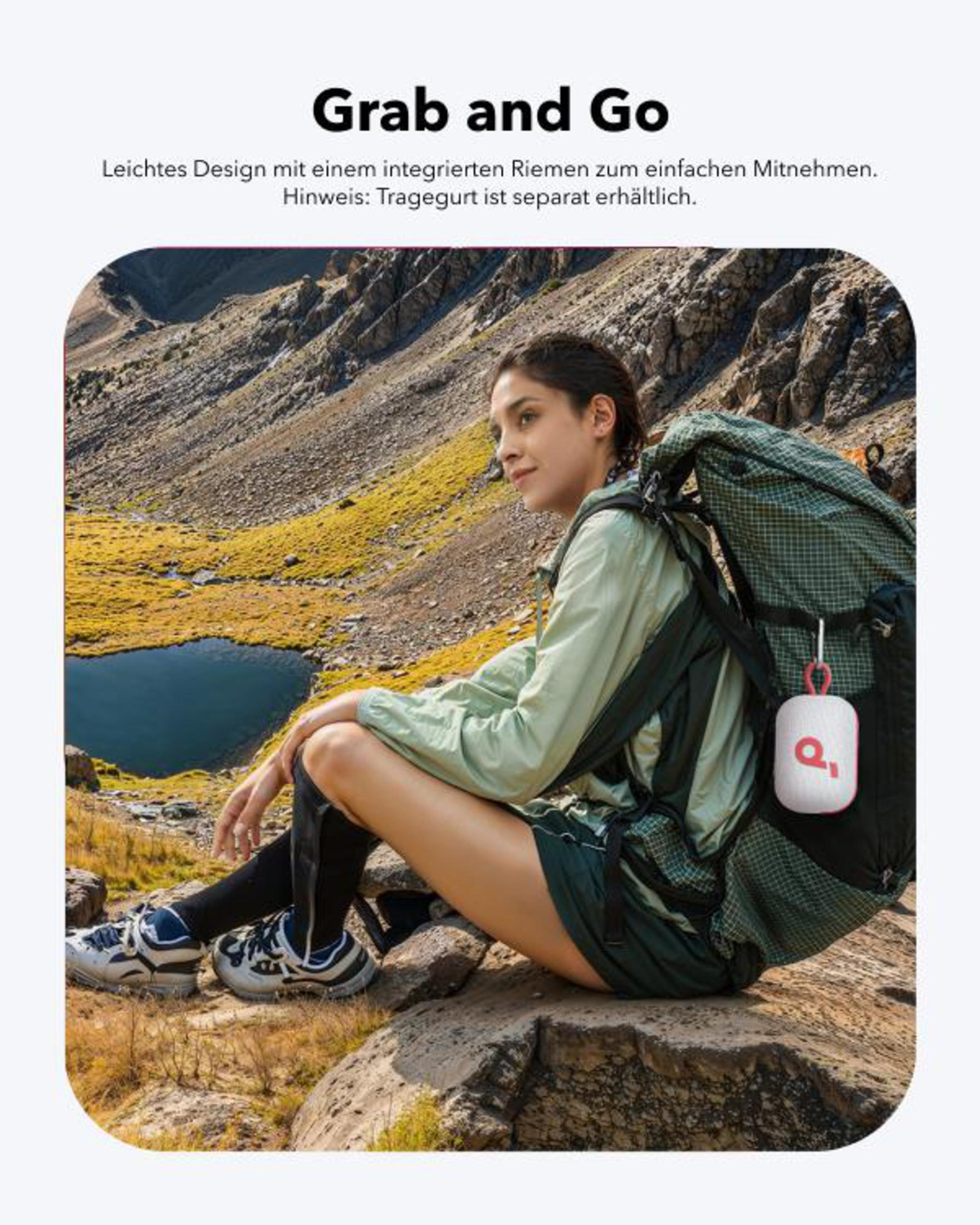 Frau mit Rucksack trägt einen weiß-roten tragbaren Lautsprecher. Landschaft im Hintergrund.